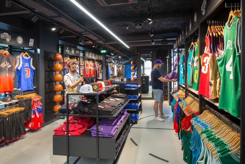 Vue d'ensemble du magasin NBA à Paris