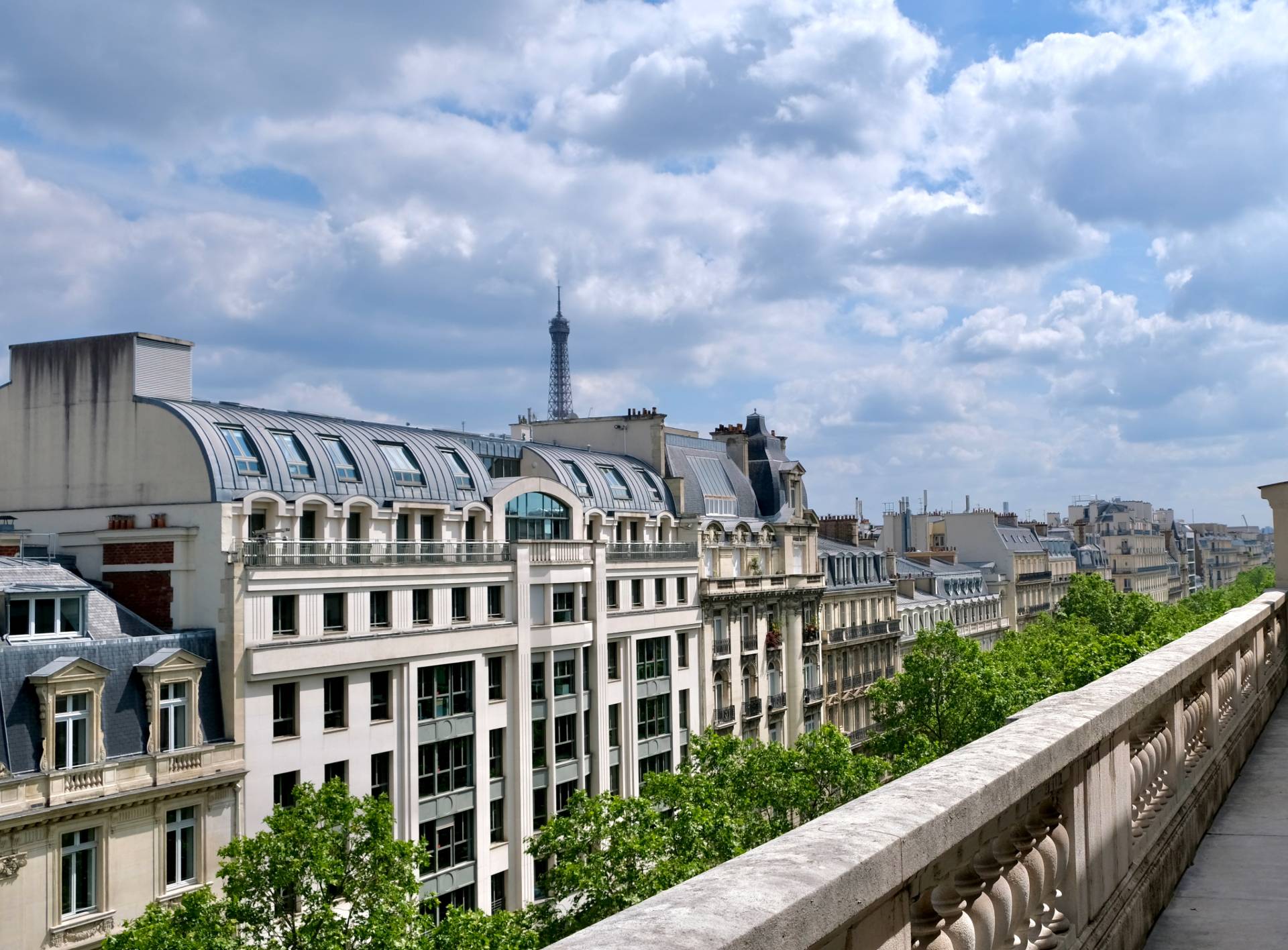 Vue sur Paris et la Tour Eiffel depuis l'un des balcons