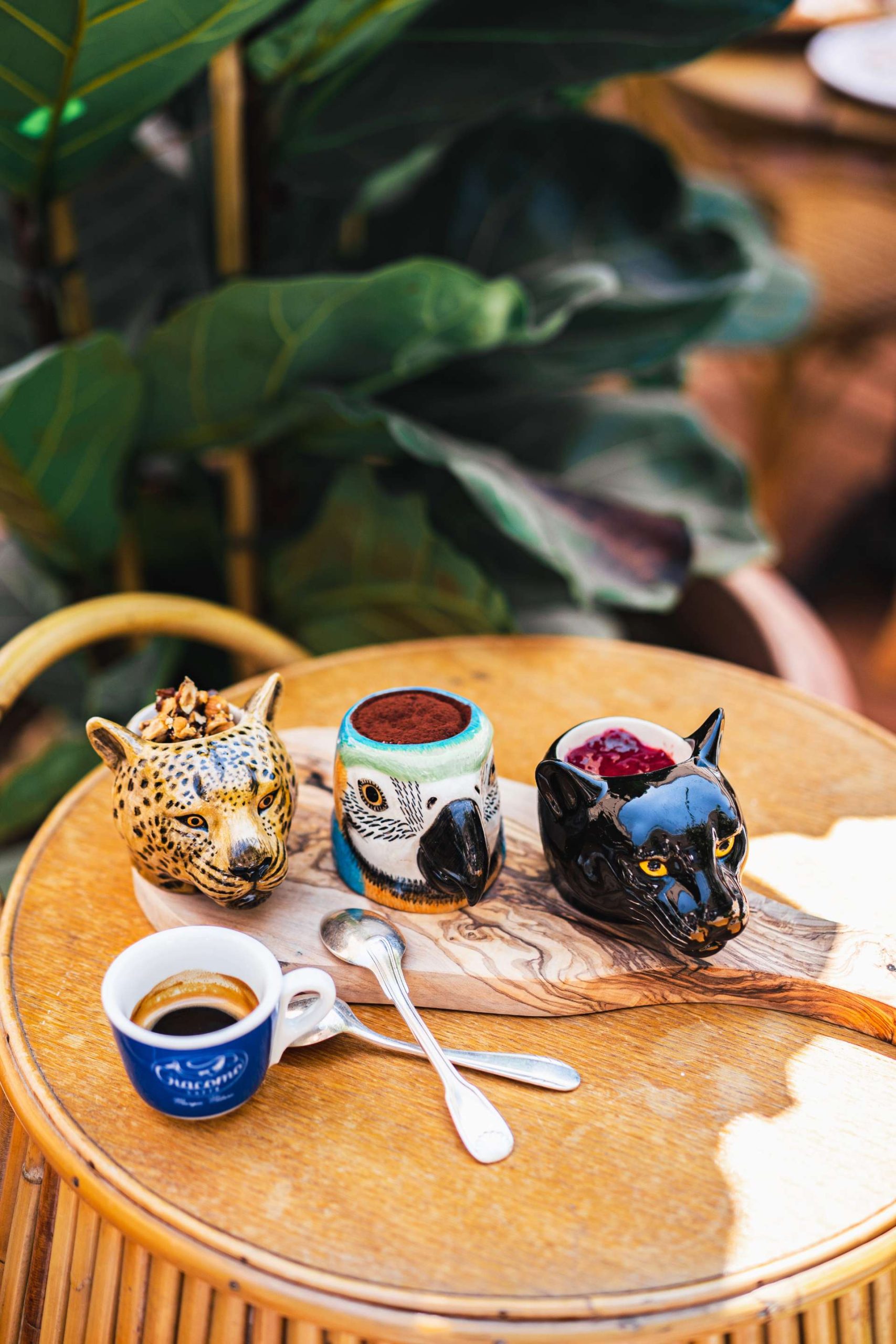 Café gourmand avec des ramequins originaux et colorés, représentant des têtes d'animaux
