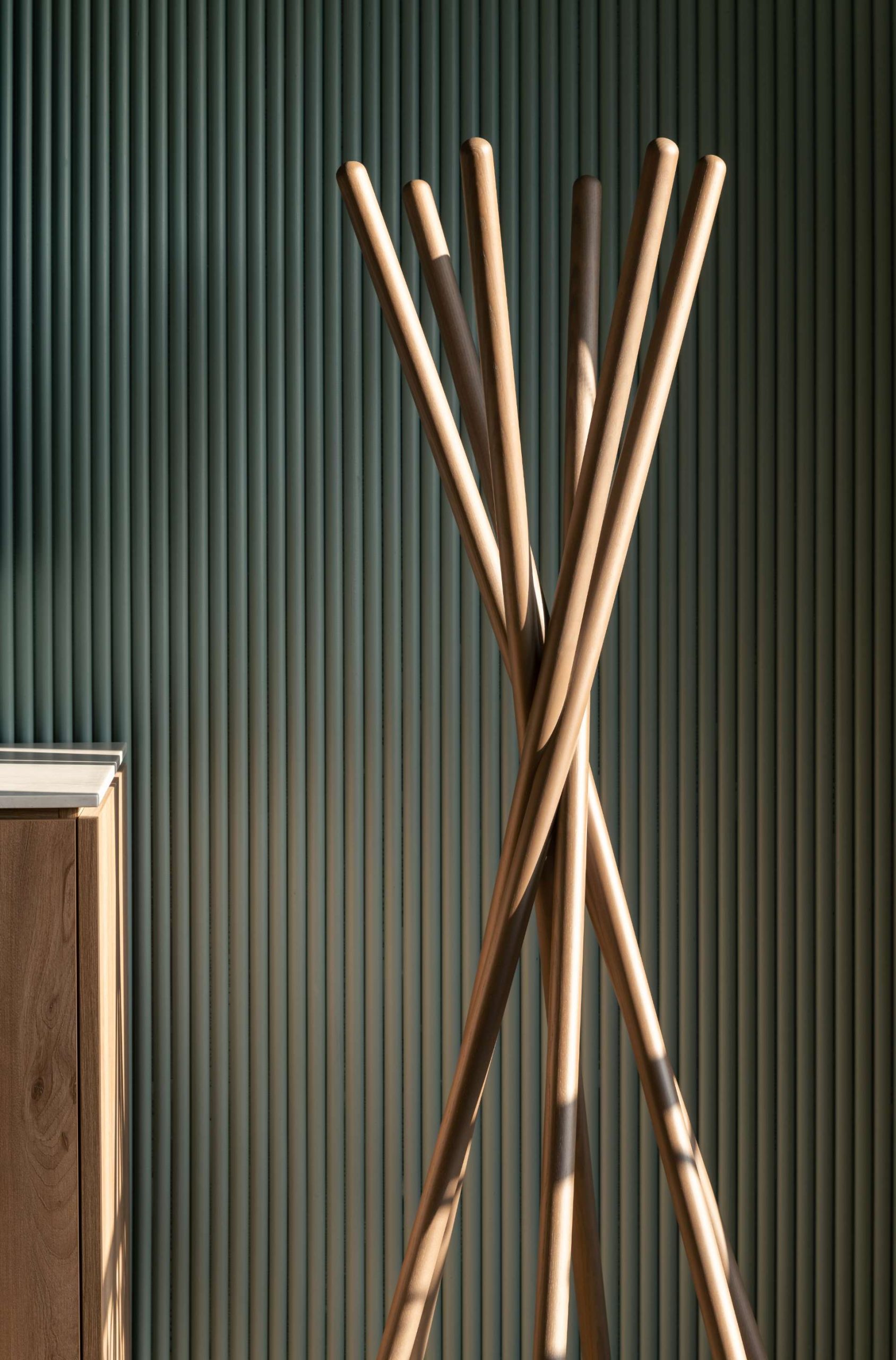 Porte manteau composé de tiges de bois