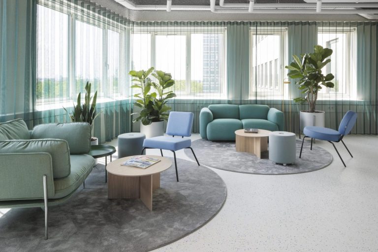 Espace informel avec canapé et fauteuil dans les tons bleus et verts pâles