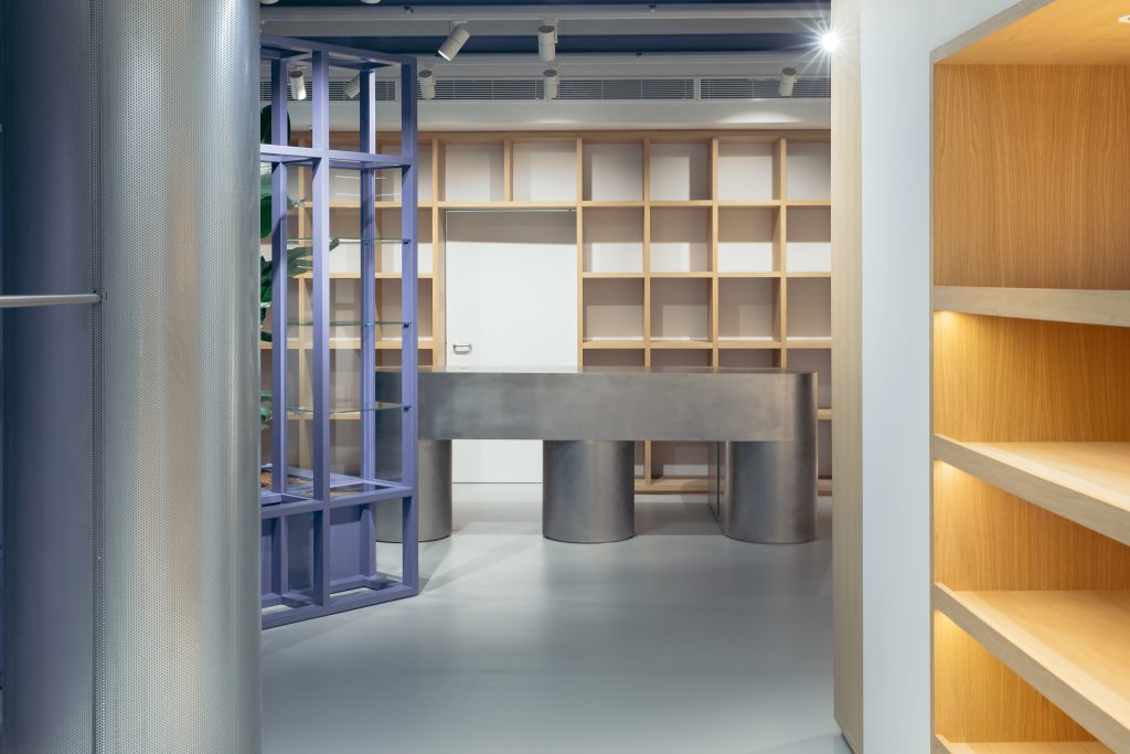 Rayon et étagère du magasin, avec le meuble de caisse dans le fond - Stussy