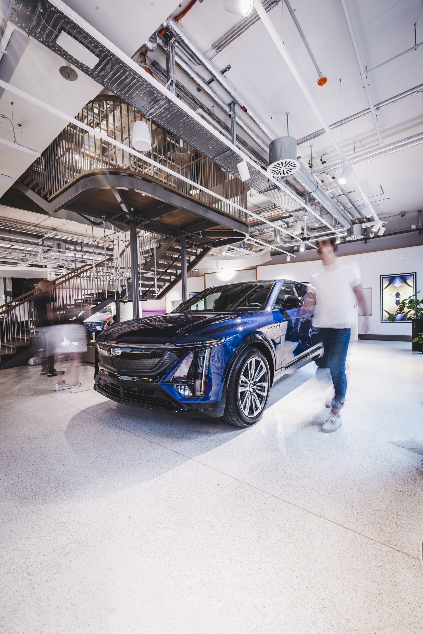 Véhicule exposé dans le hall d'accueil - General Motors