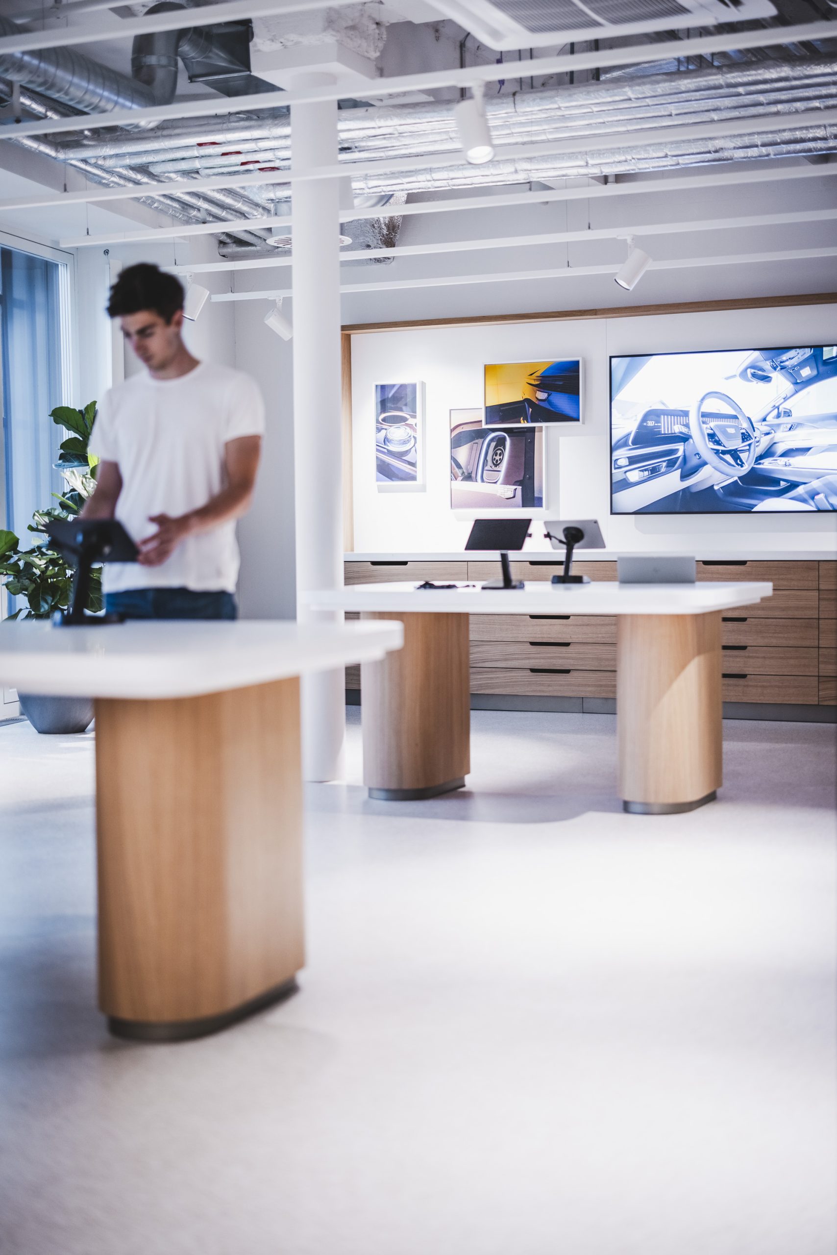 Espace de démonstration avec tablettes pour consulter les catalogues - General Motors