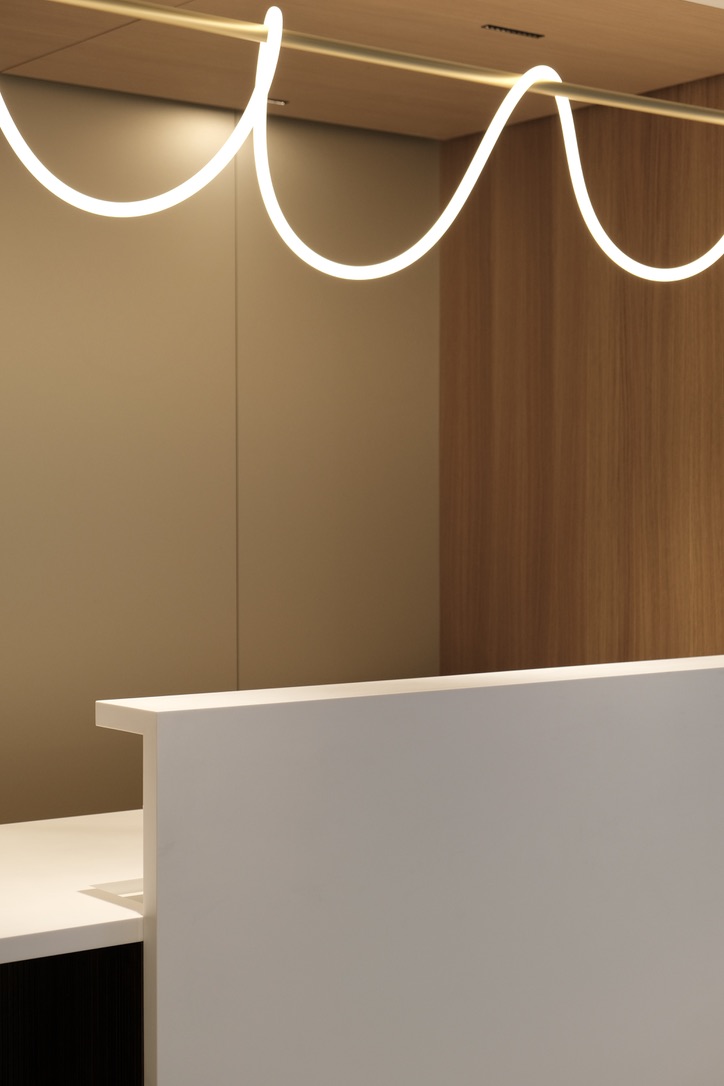 Luminaire suspendu original avec le néon qui tourne autour de la barre