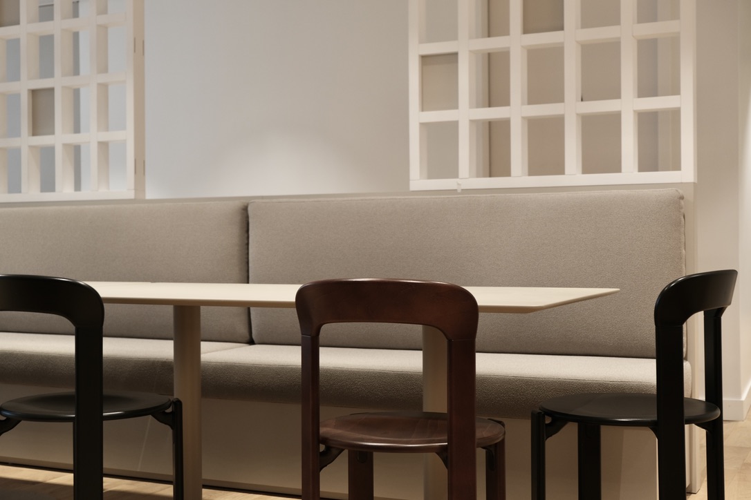 Espace restauration avec banquette beige et sièges en bois