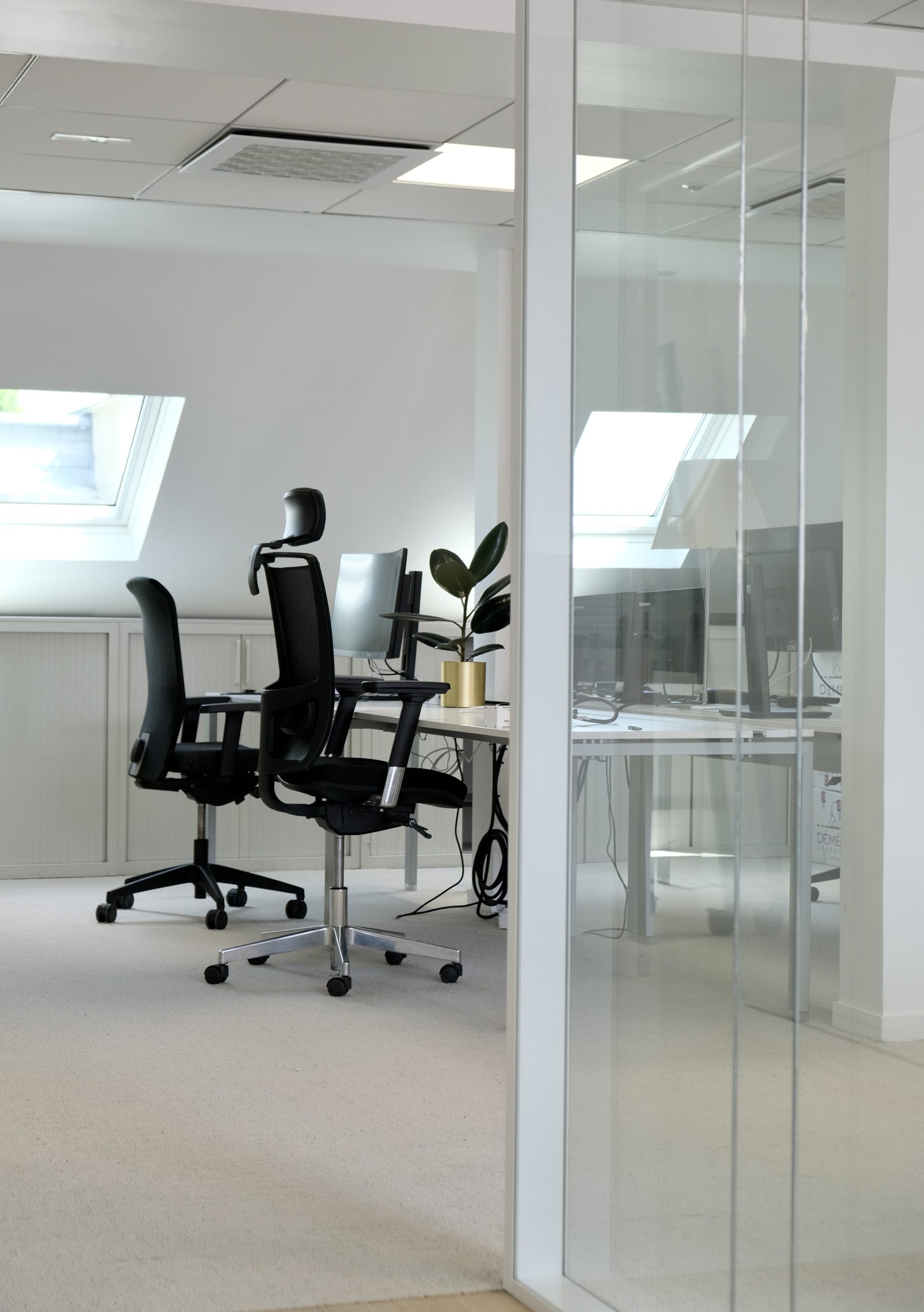 Bureau de 2 personnes, sous les toits, fenêtres Velux