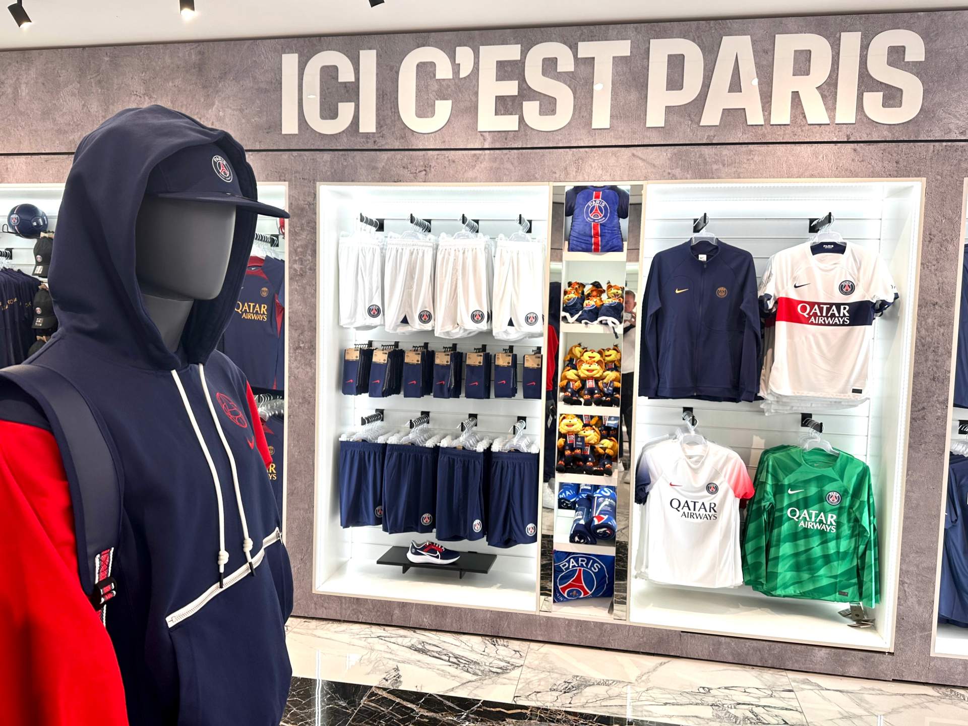 Présentoir des différents T-shirt et autres produits de la marque