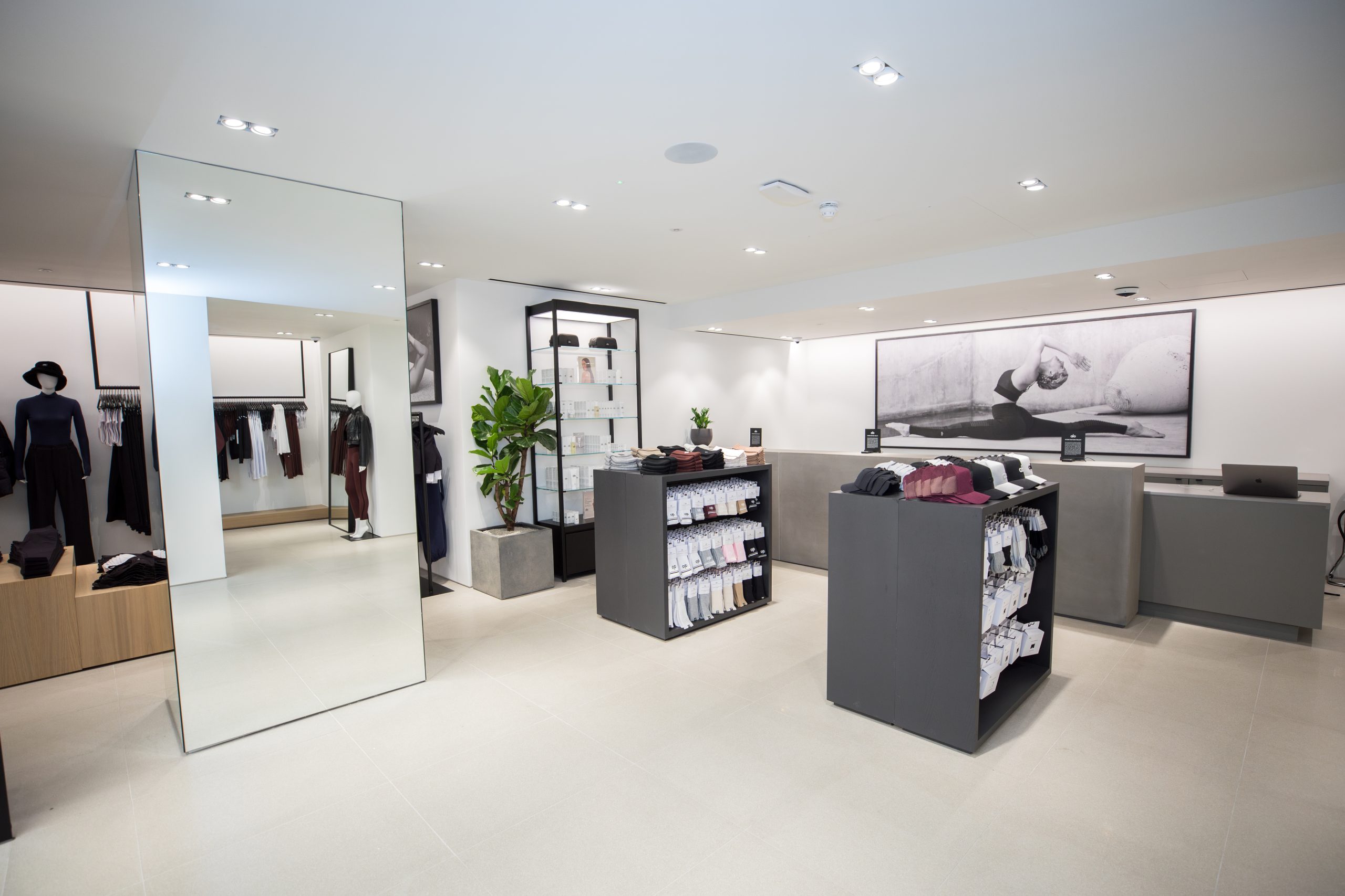 Présentoirs d'accessoires proche des caisses du magasin