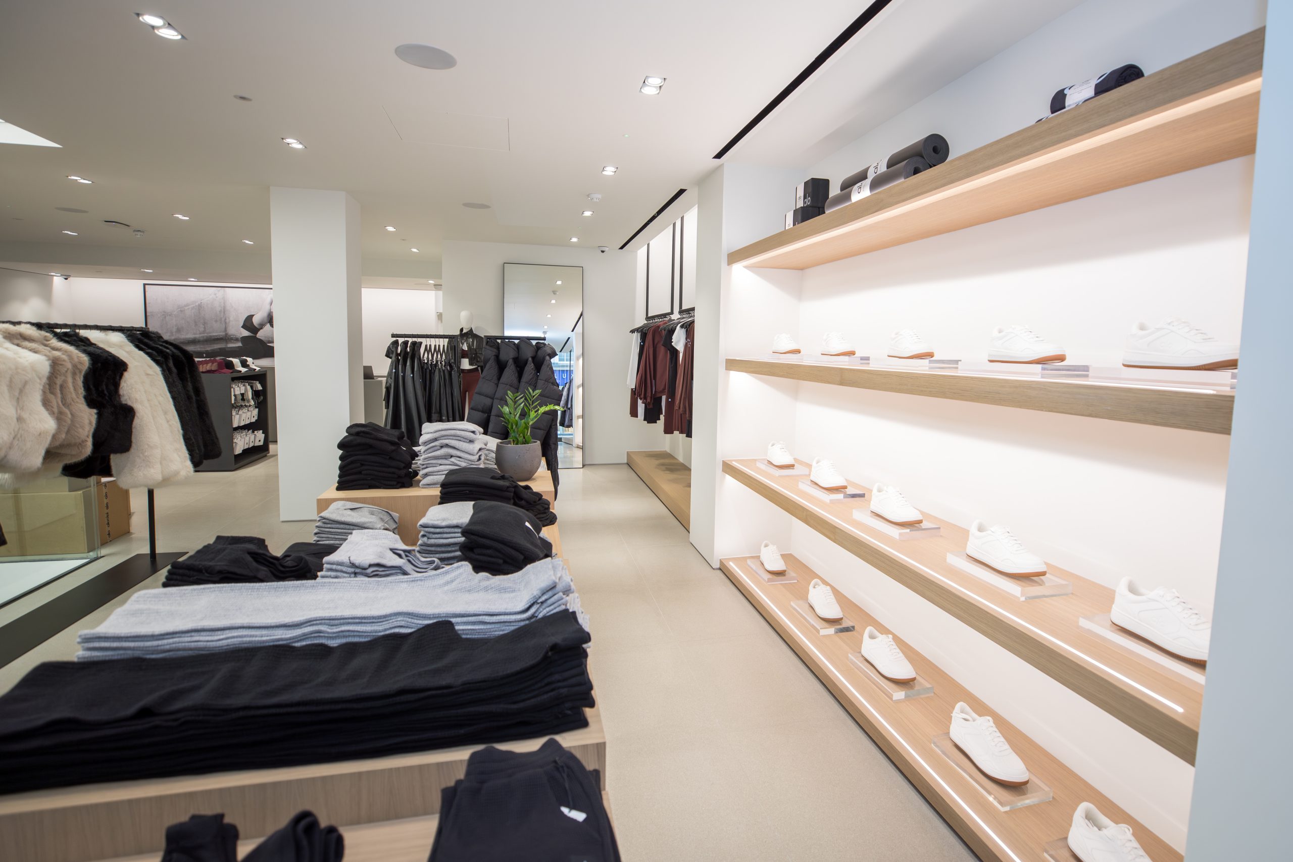 Etagères lumineuses avec les chaussures, et autres présentoirs à vêtements de Yoga