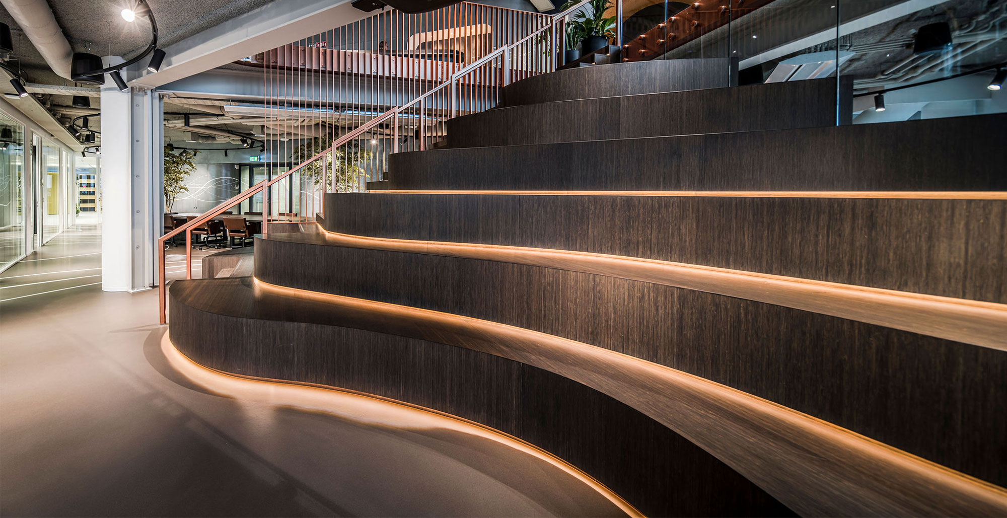 Gradins sur le côté du grand escalier, le bas des marches sont illuminées en orange