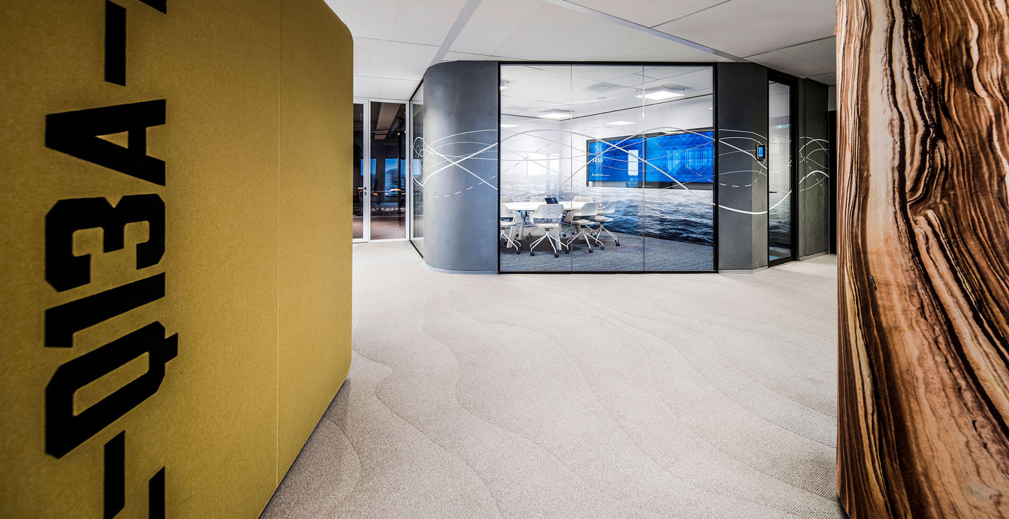 Espace des bureaux avec une bulle au design de capsule sous marine, grande salle de réunion dans le fond