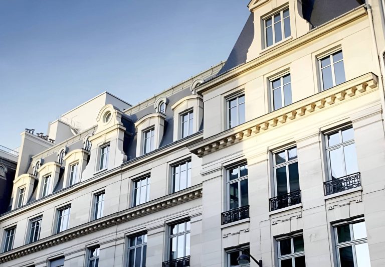 Vue en contre plongée du bâtiment parisien