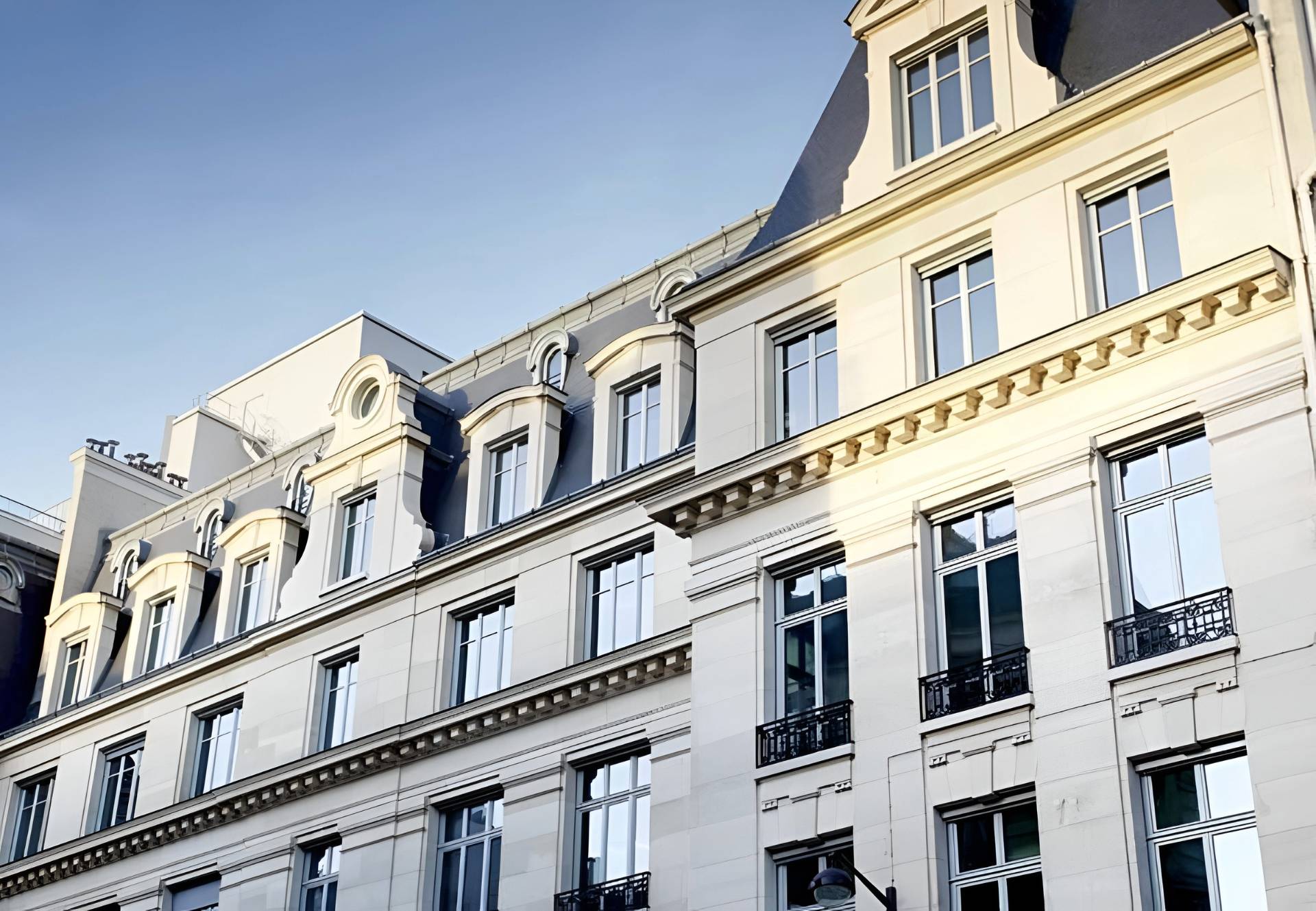Vue en contre plongée du bâtiment parisien