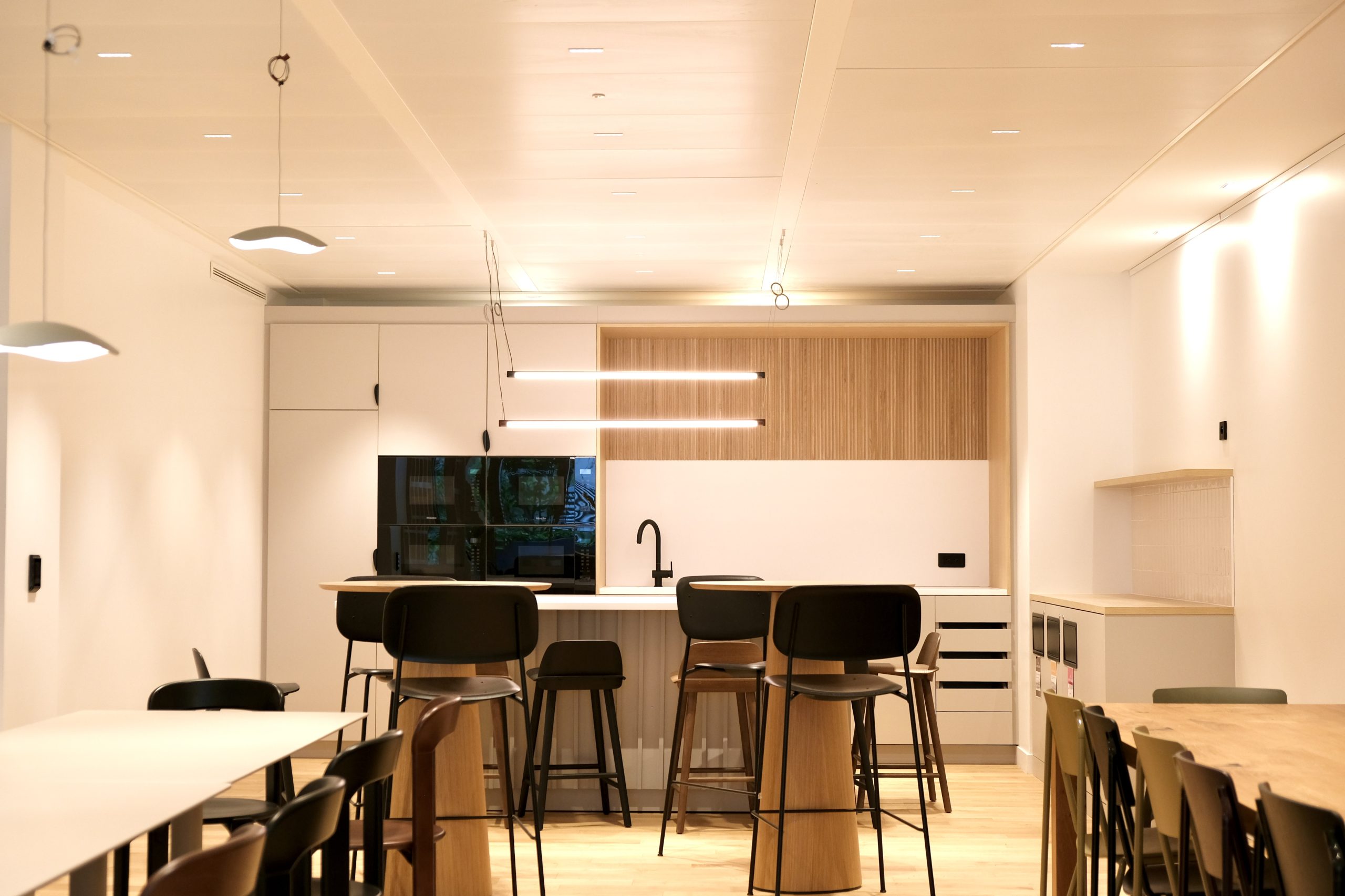 Espace de restauration avec cuisine, cafétéria