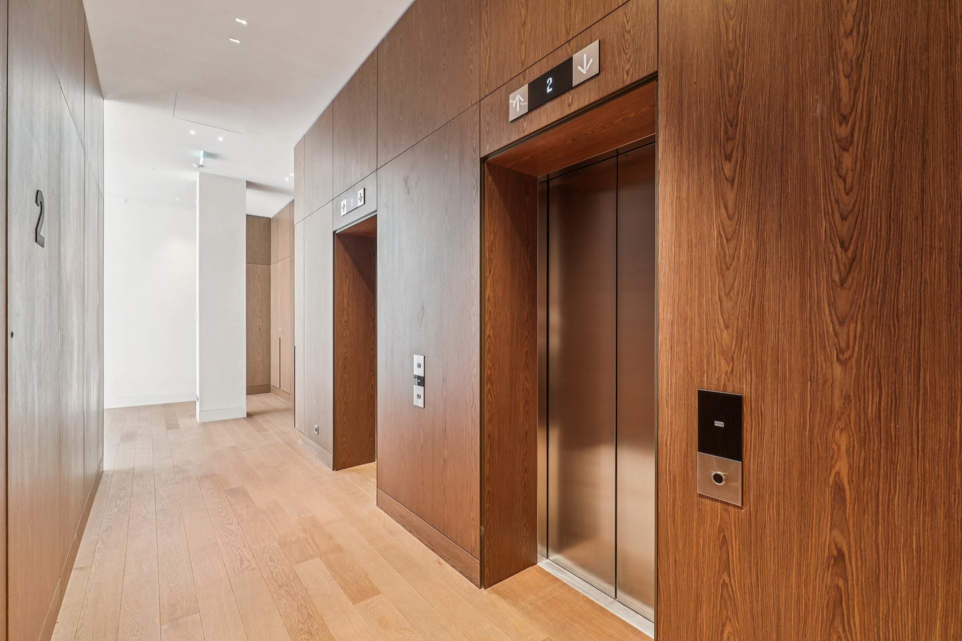 Couloir devant ascenceur, revêtement en bois
