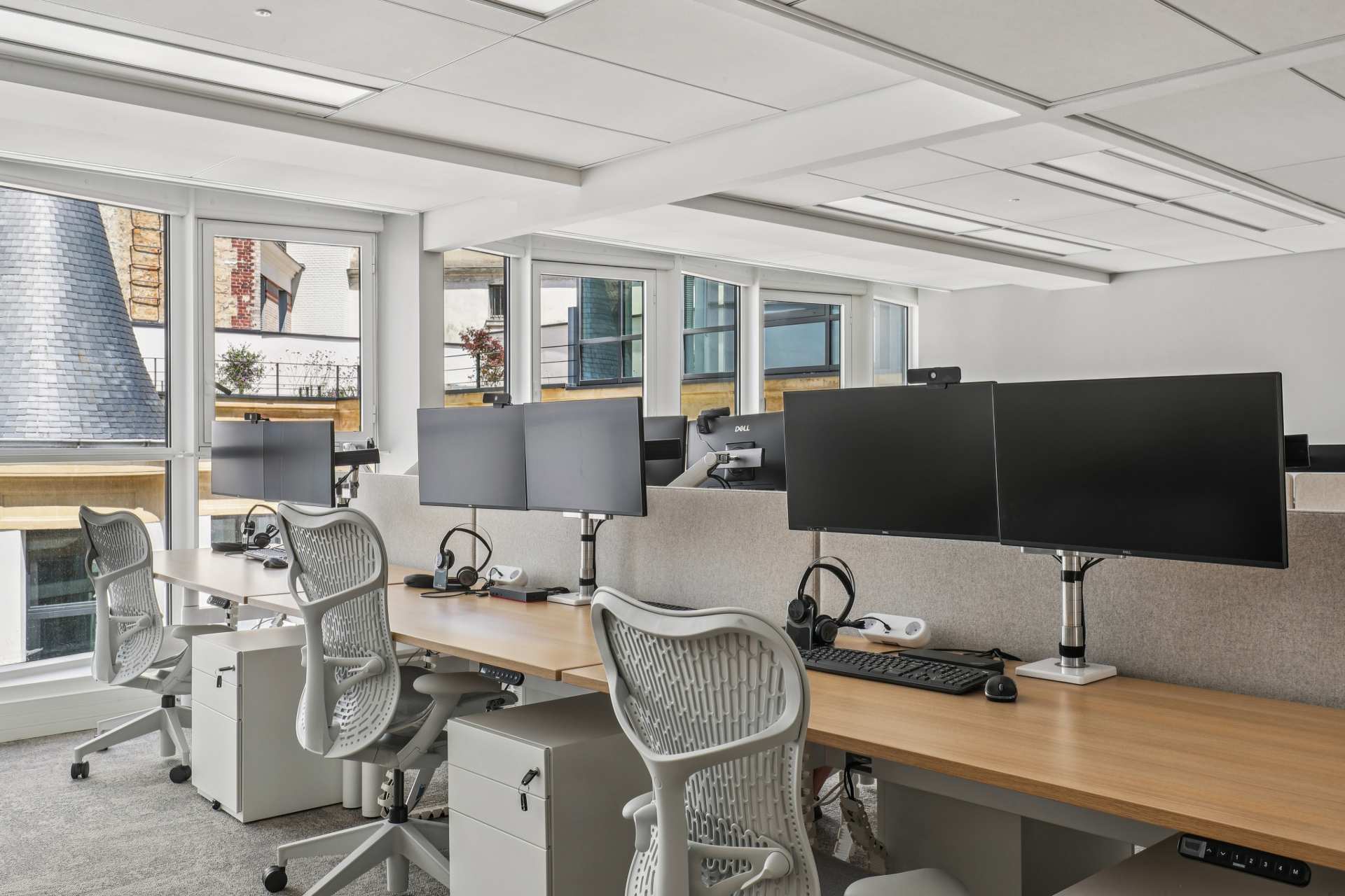 Open space aux tons gris clair