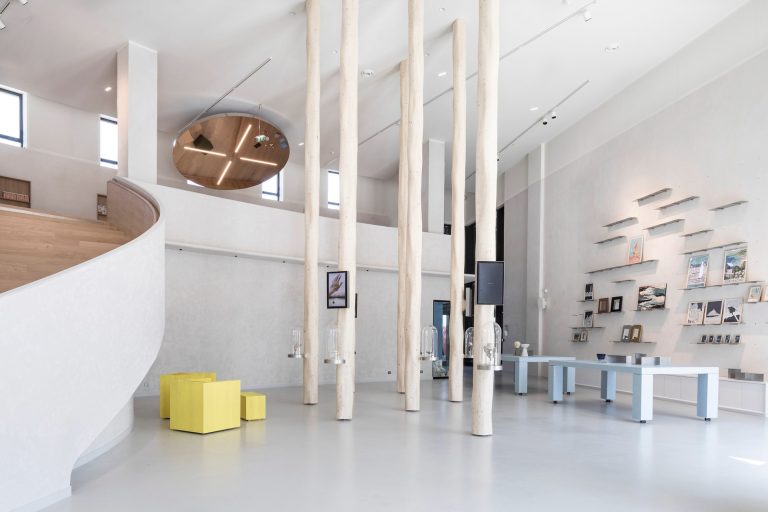 Grande salle d'exposition au RDC - Maison des métiers d'art