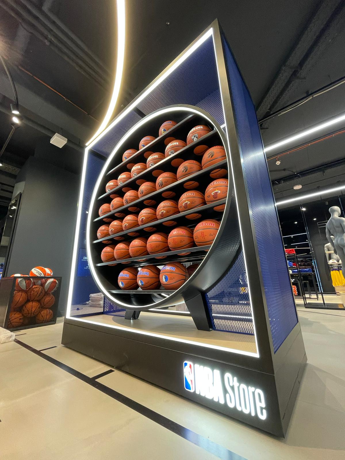 Étagère NBA de ballons de basket