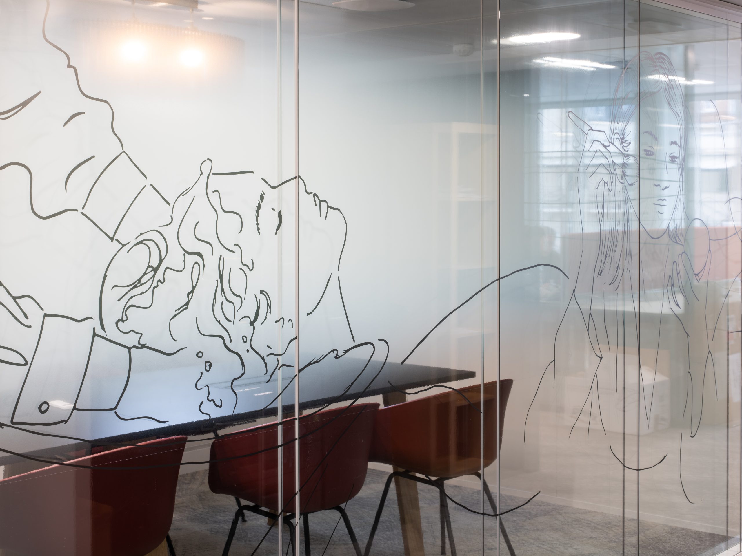 Vitrophanie dessiné à la main pour une semi confidentialité dans une salle de réunion