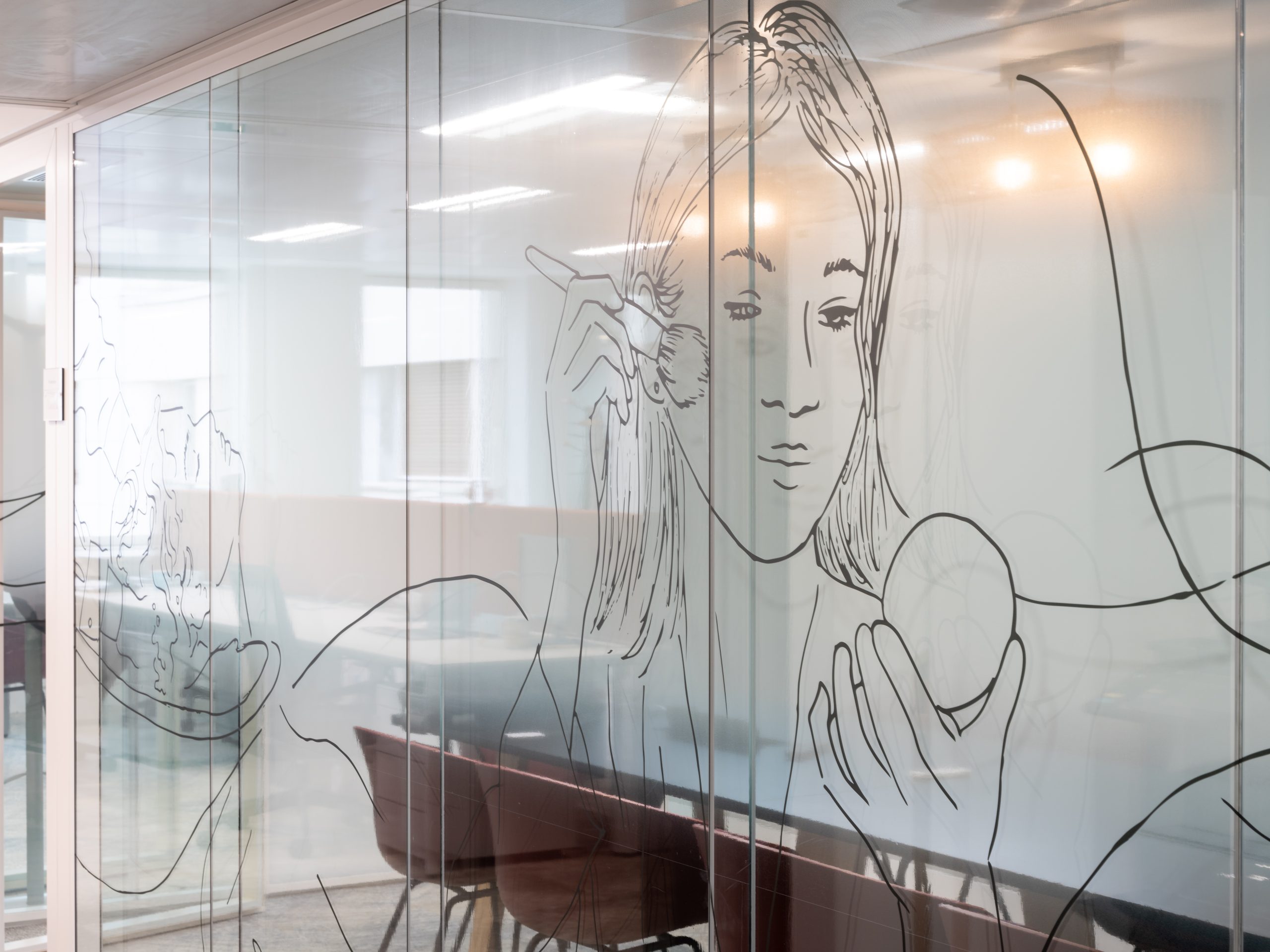 Vitrophanie dessiné à la main pour une semi confidentialité dans une salle de réunion