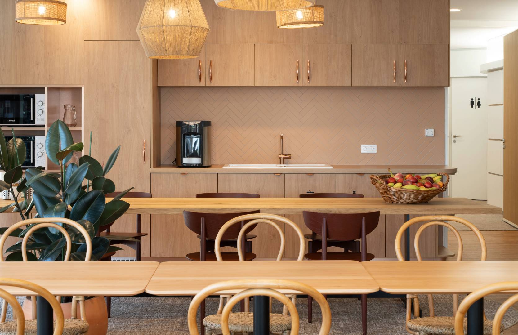 Espace de restauration ou pause café, ambiance chaleureuse, plante décorative et mobilier couleur bois