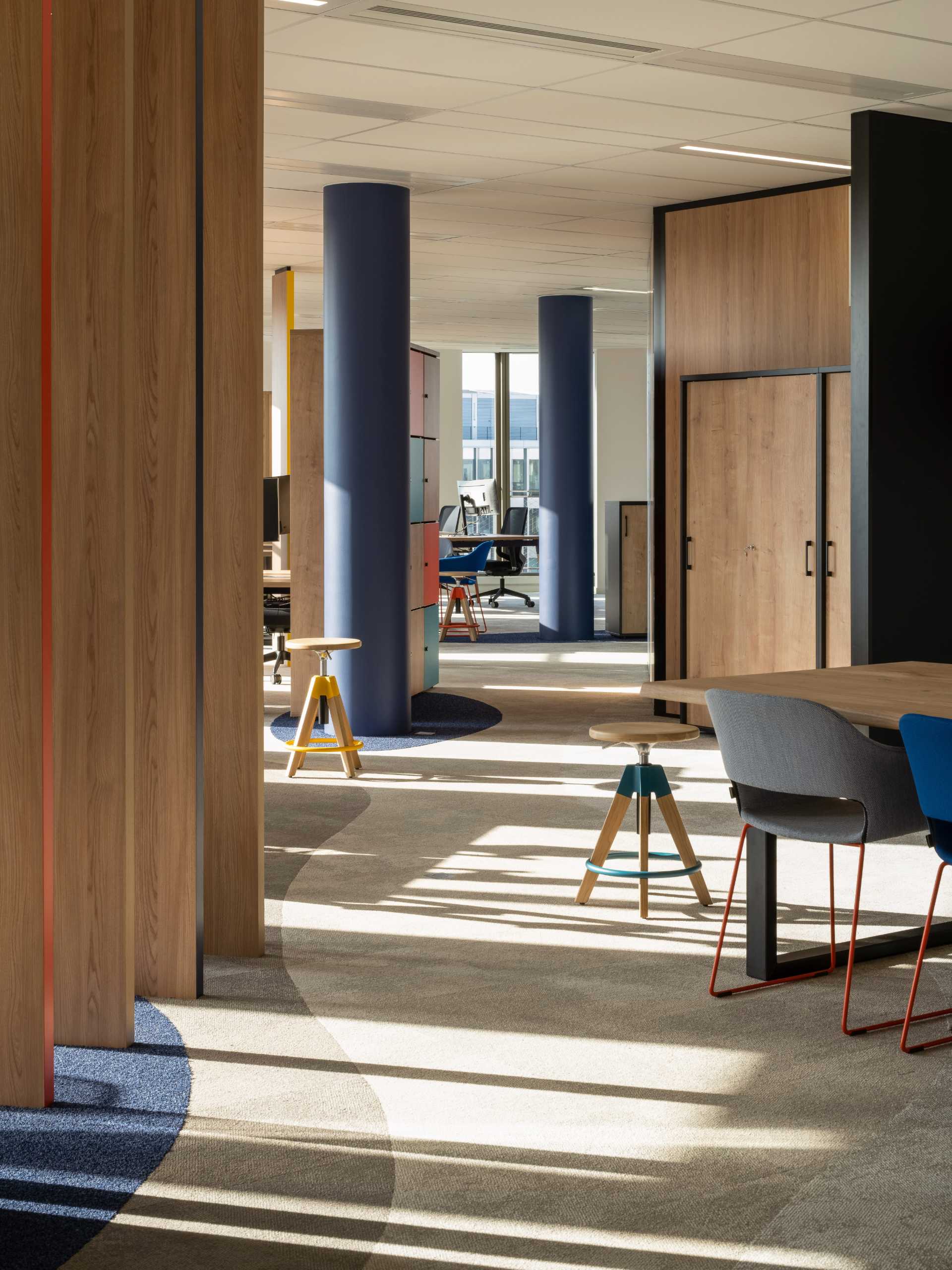 Allée dans les bureaux et open space chez Samsung