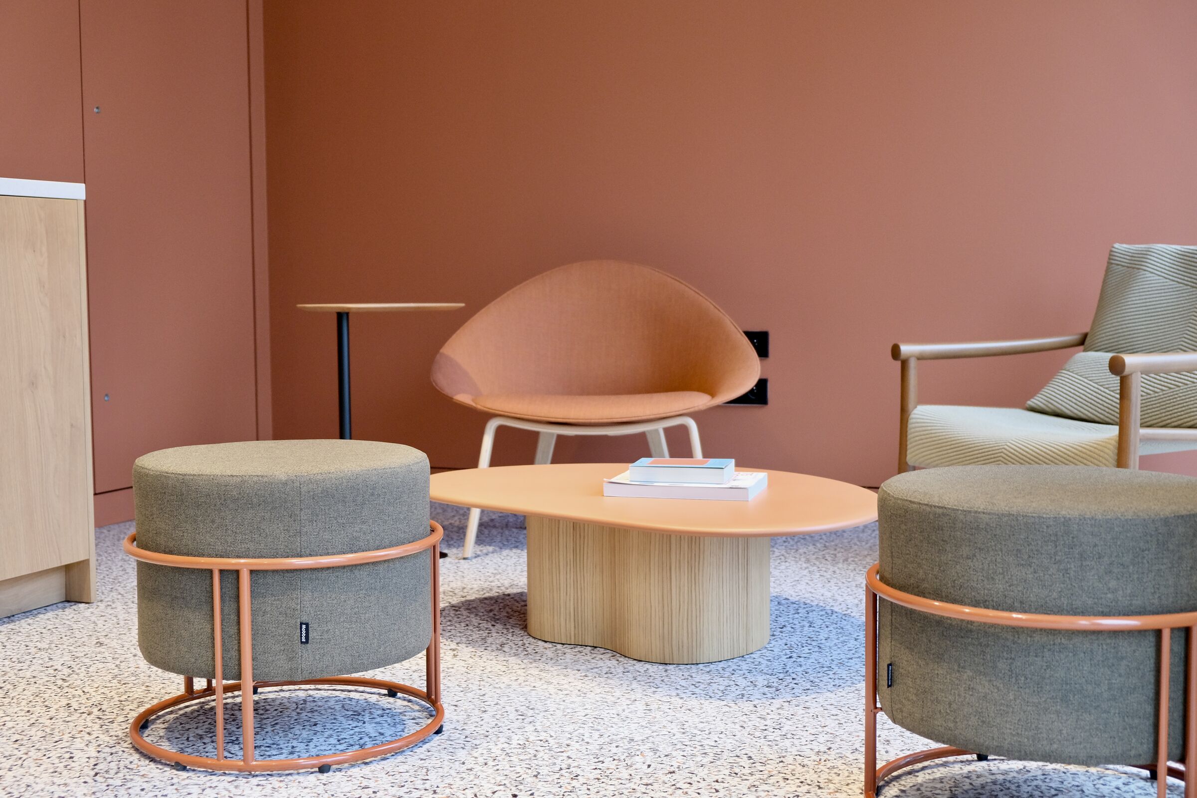 Petit salon avec fauteuils, poufs et petite table basse