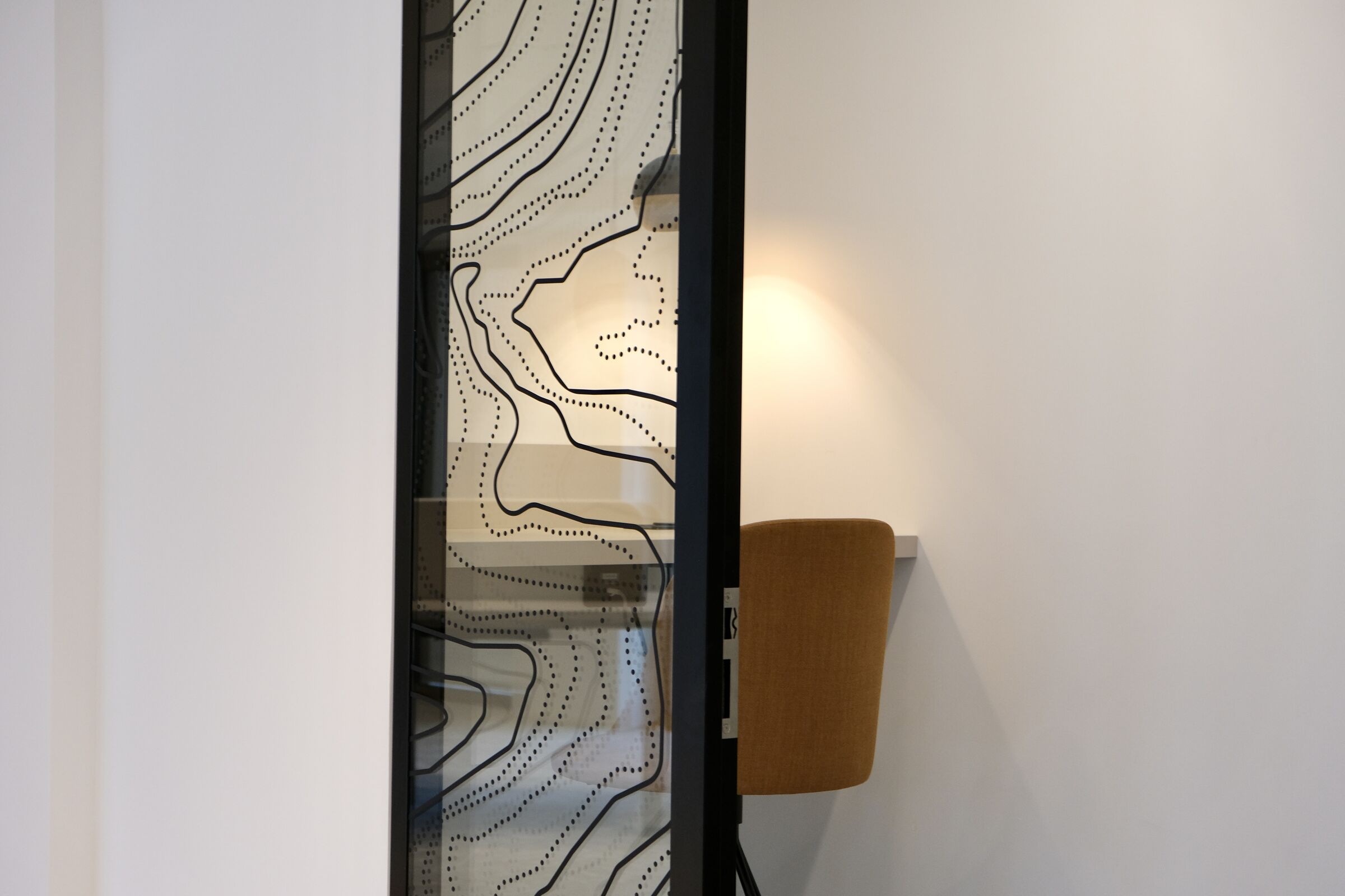 Petite bulle pour une personne avec paroi vitrée stickée avec des lignes noires