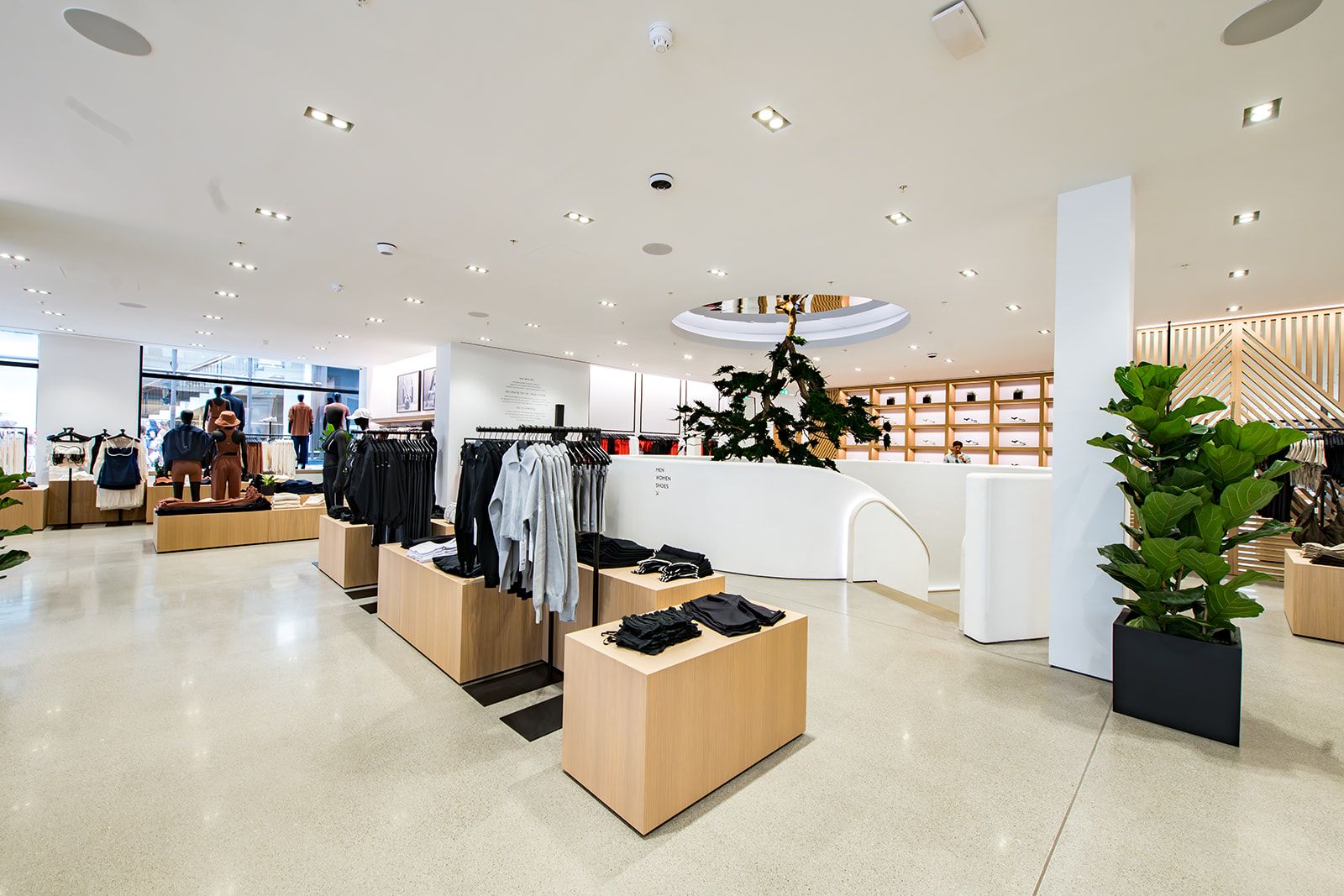 Vue depuis l'entrée du magasin