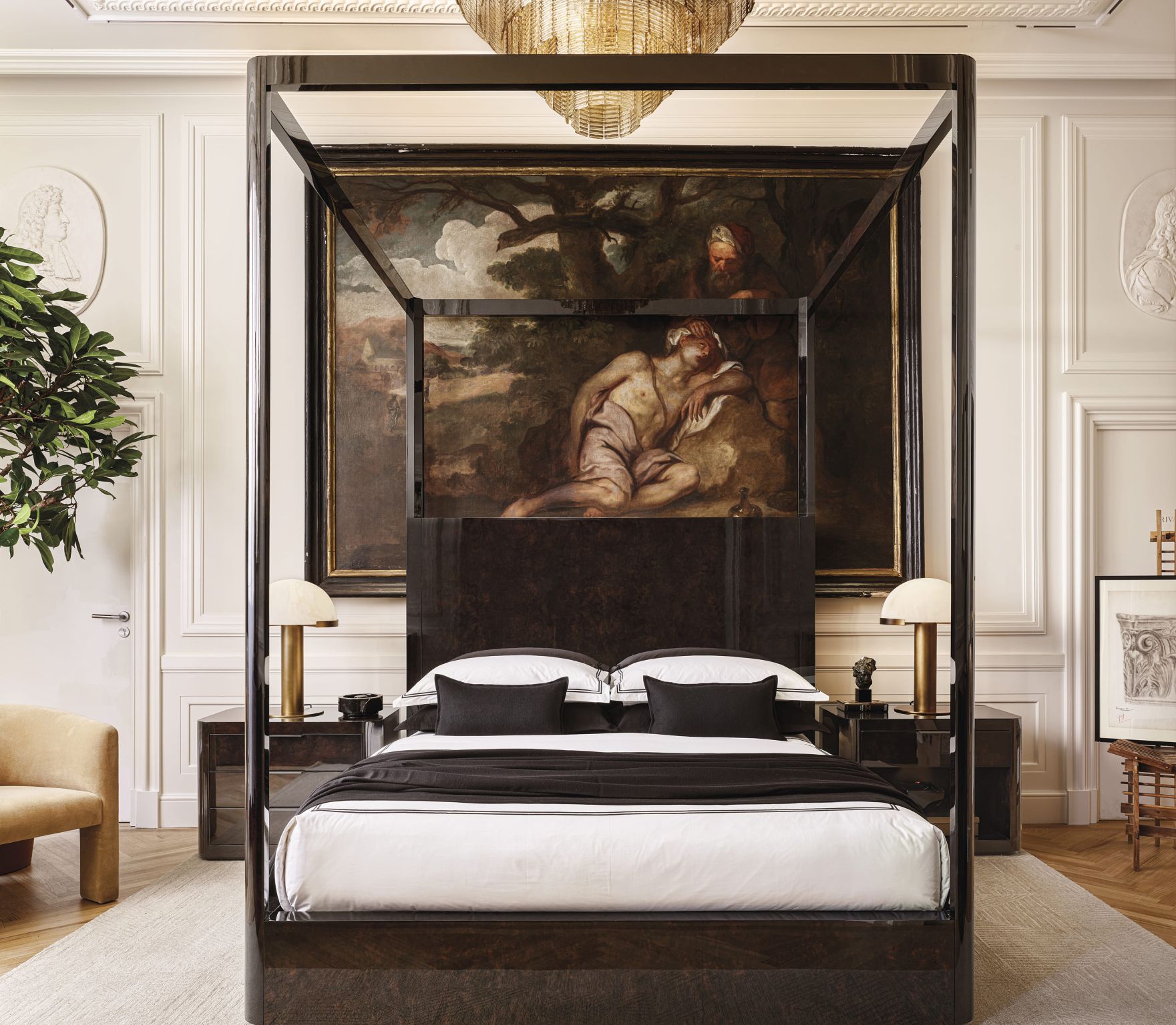 Grande chambre avec lit à baldaquin noir et blanc, un grand tableau derrière la tête de lit - RH