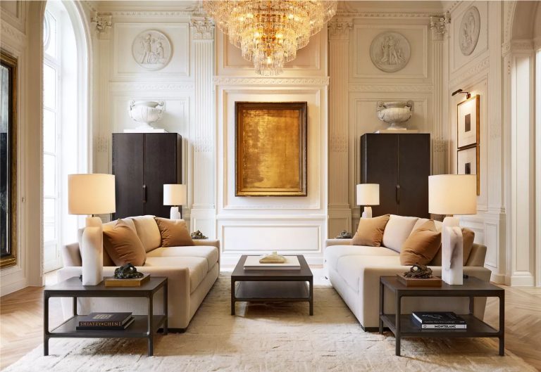 Grand salon haut gamme avec 2 canapés se faisant face, table basse foncée au centre - RH