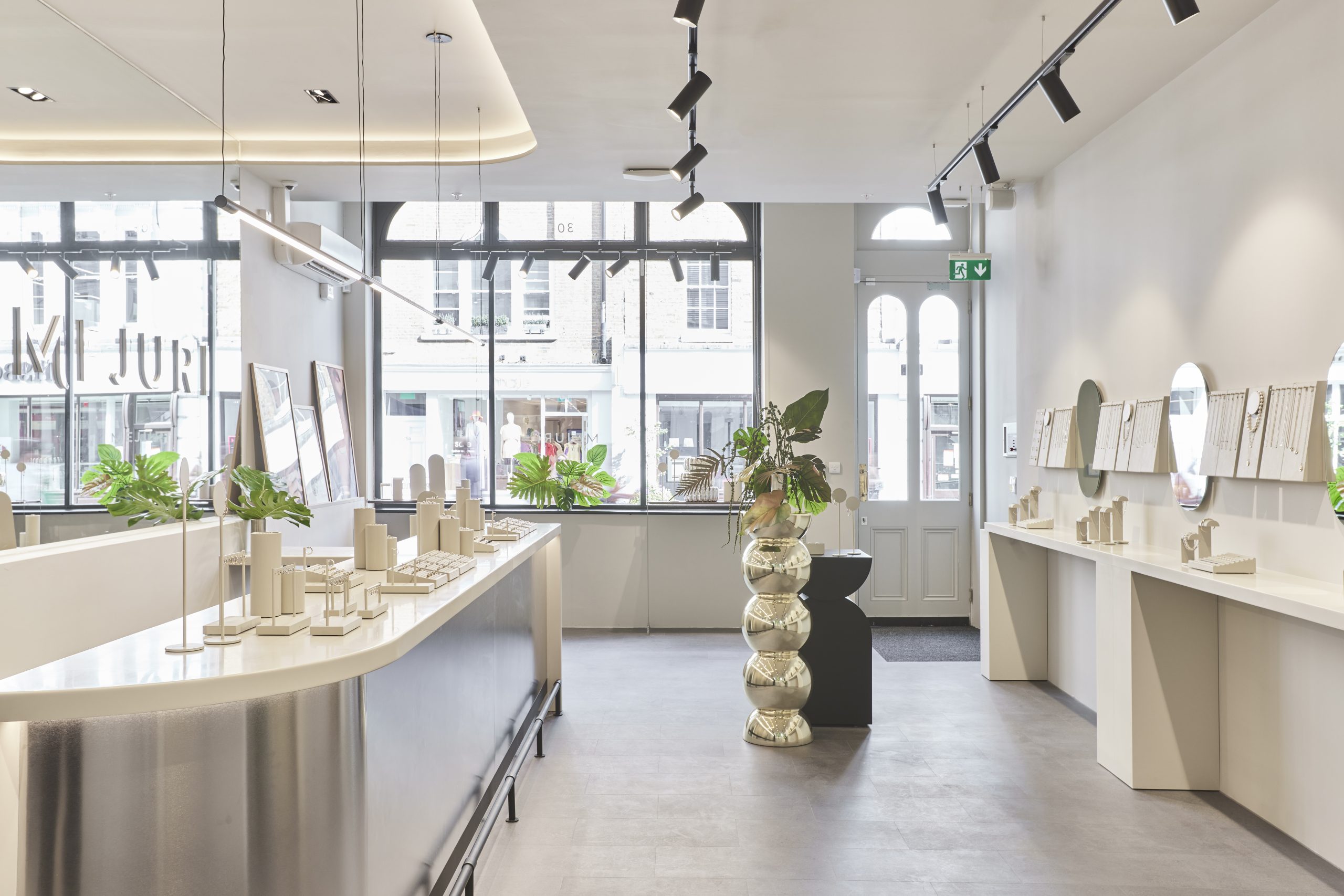 Mejuri Covent Garden intérieur de la boutique pot de plante