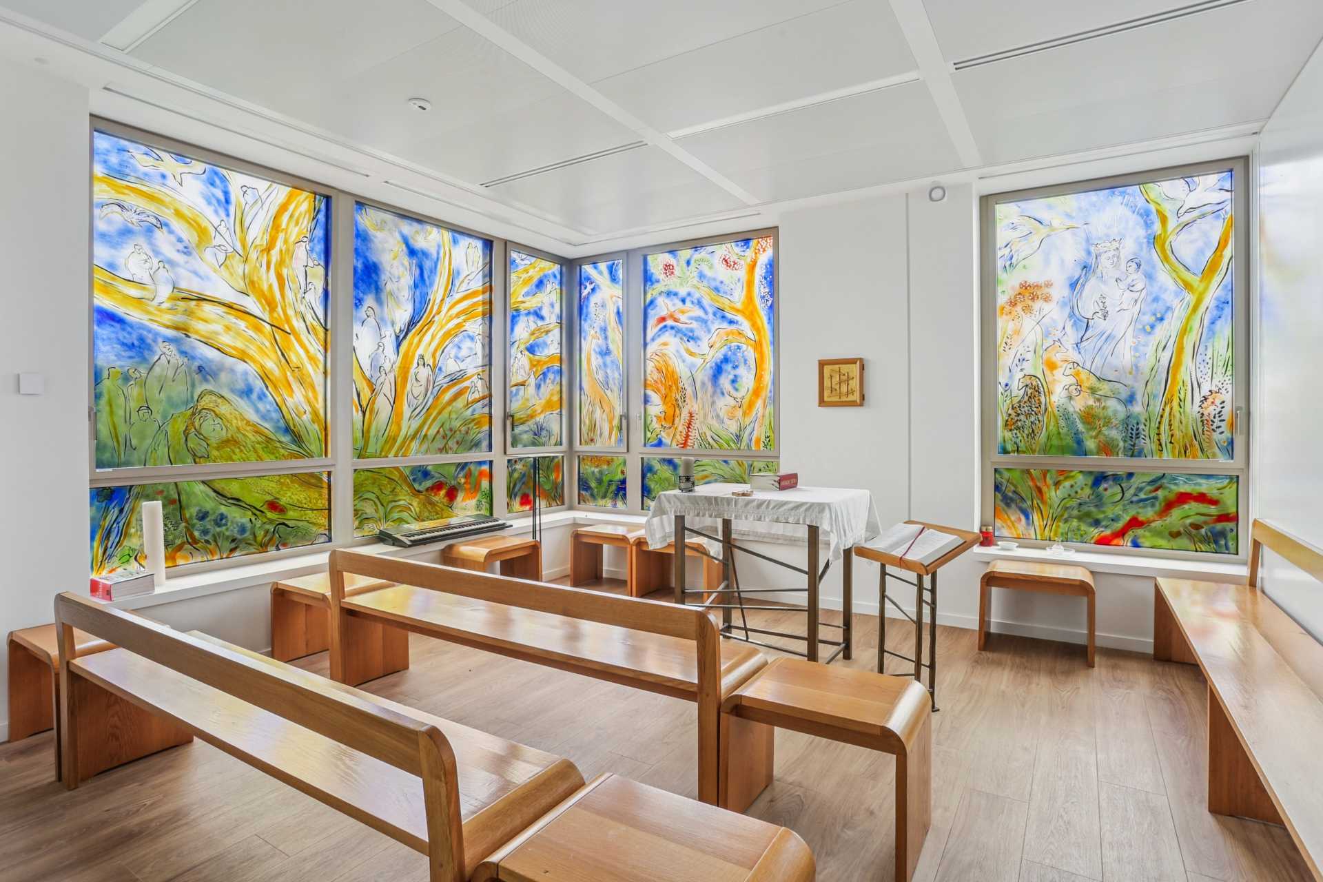 Salle de musique avec peinture sur verre représentant des tableaux sur les vitres