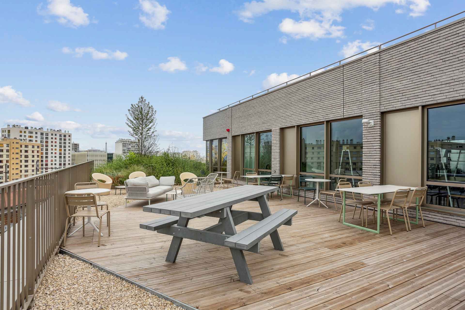Rooftop avec espace de restauration extérieur