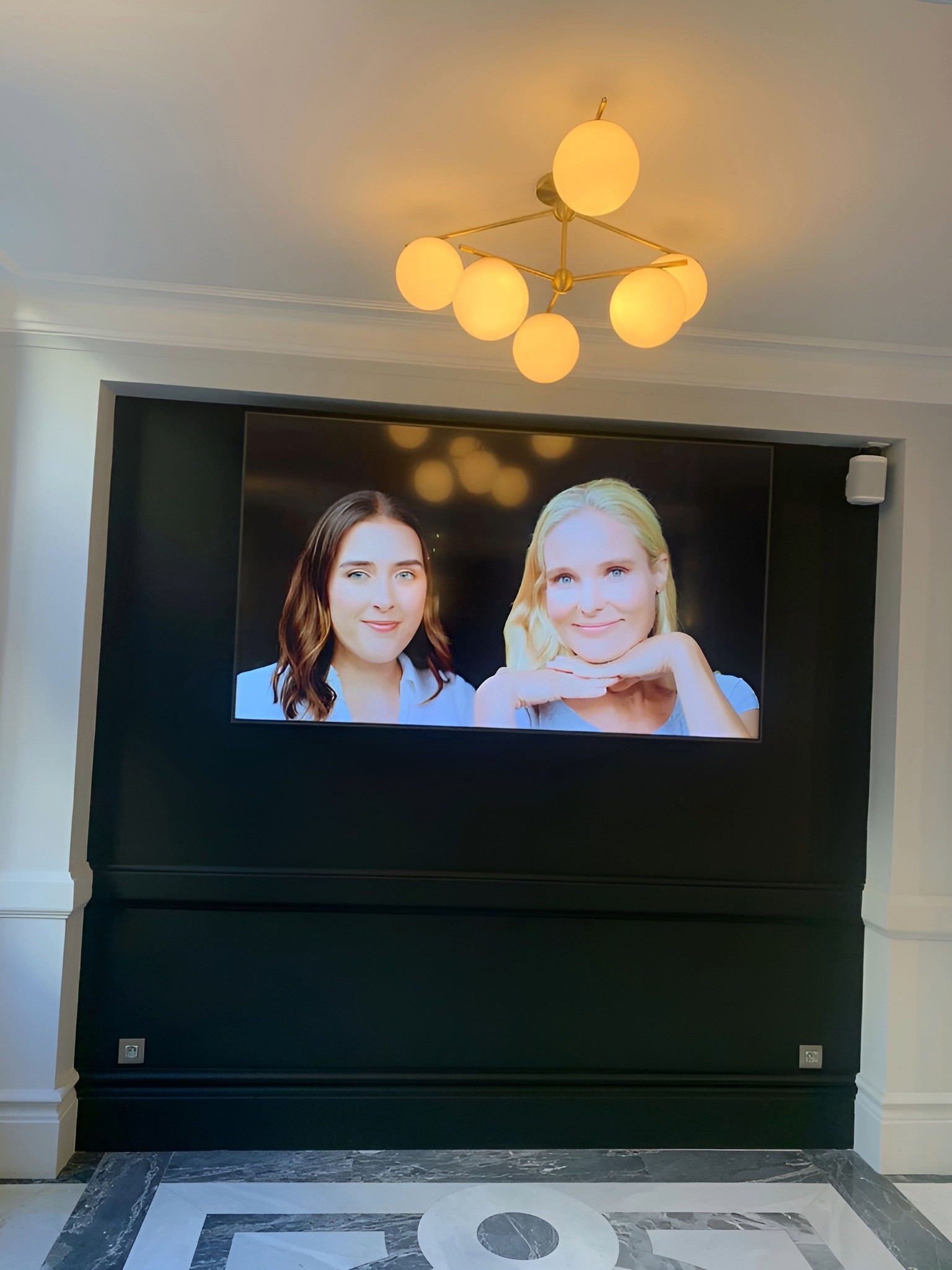 Ecran avec vidéo de présentation dans le hall
