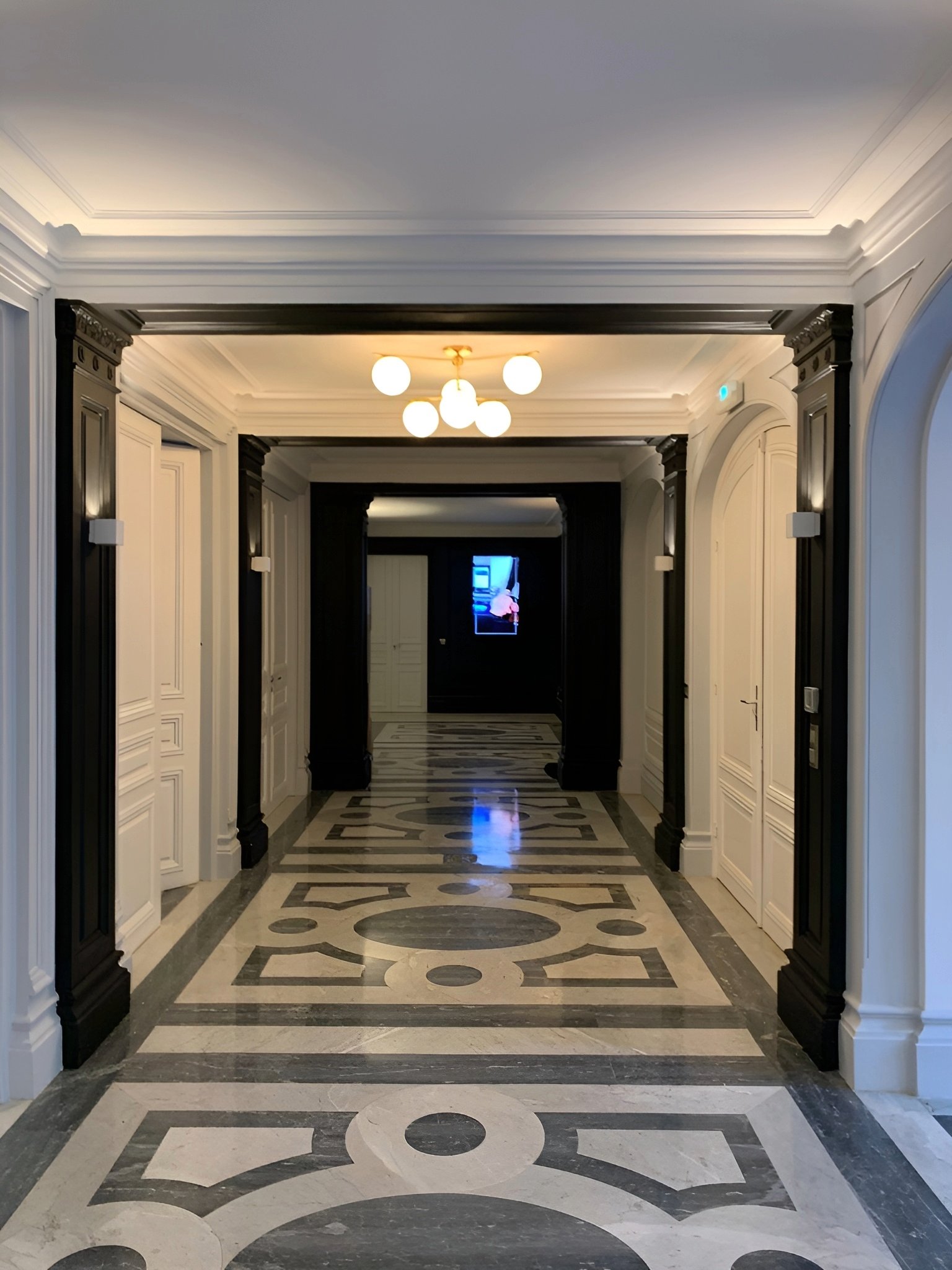Couloir en noir et blanc, ambiance chic et graphique