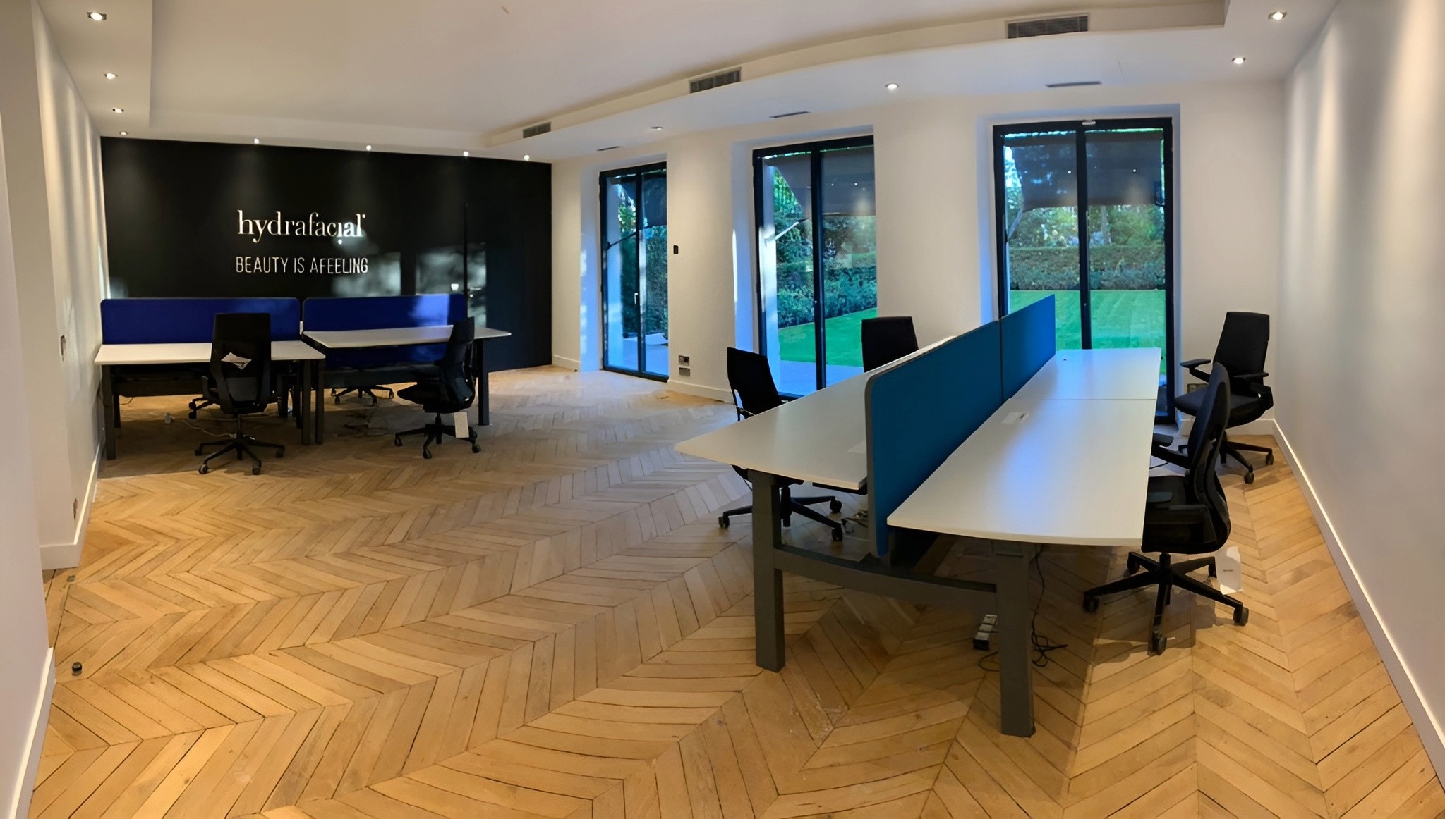 Open space avec bureaux blanc, séparations noires