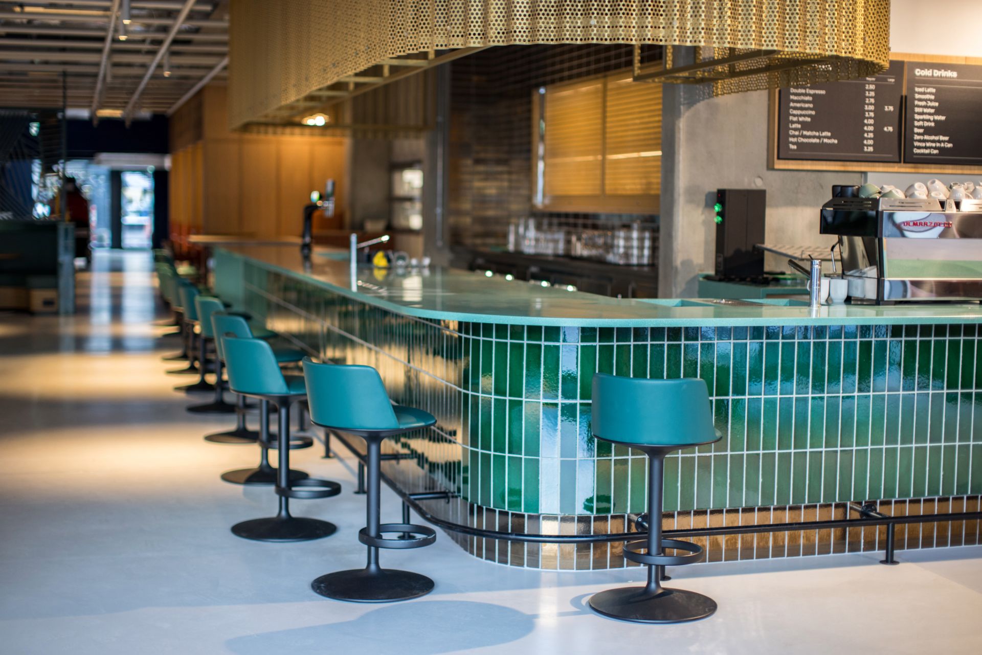 Bar dans les tons vert émeraude - The Social Hub