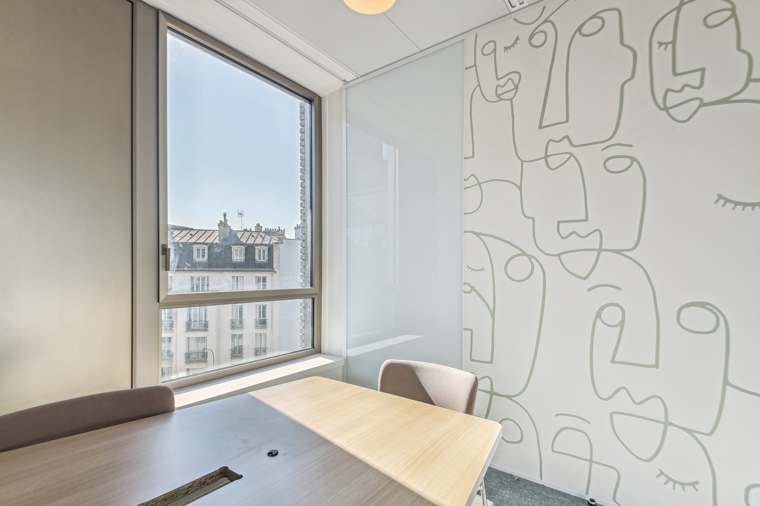 Salle de réunion avec stickage sur l'une des parois, chez Bayard