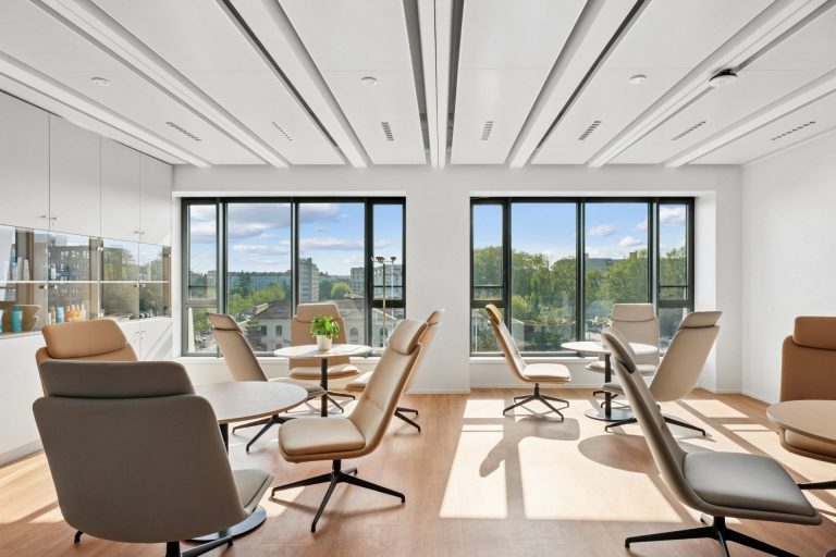 Salle de Coworking chez NAOS par Parella
