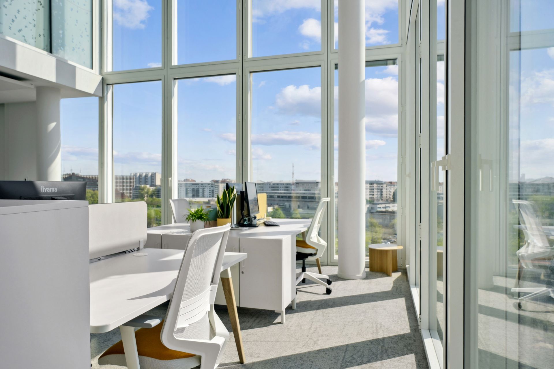 Bureaux dans un Open Space avec baies vitrées, chez NAOS, par Parella