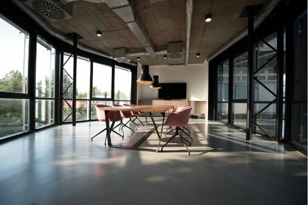 Photo décorative article de blog - Grande salle de réunion
