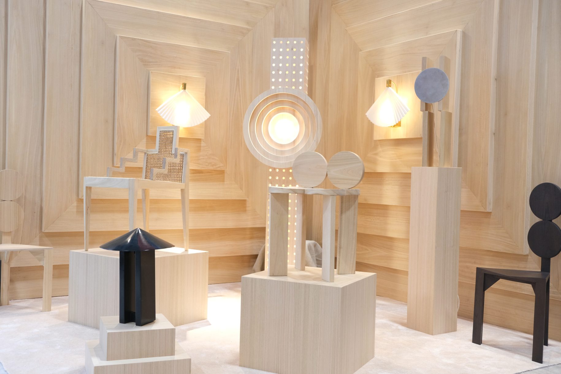 Conjunto de decoración y mobiliario en madera clara.
