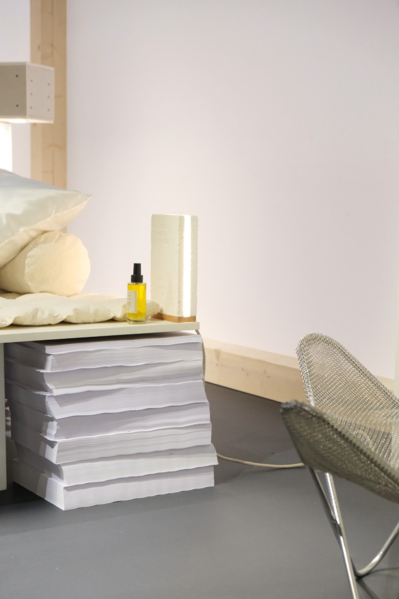 Decoración acogedora, mezcla de materiales, color beige.