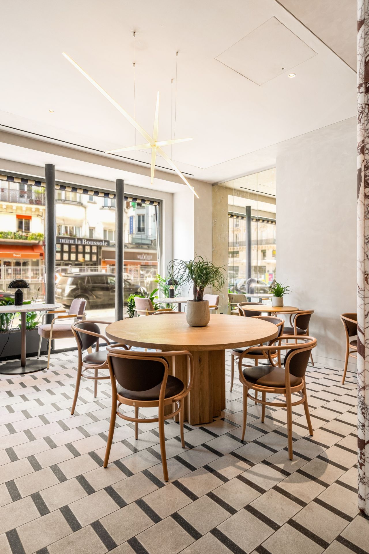 Pasillo en las oficinas, con plantas decorativas a la izquierda.
