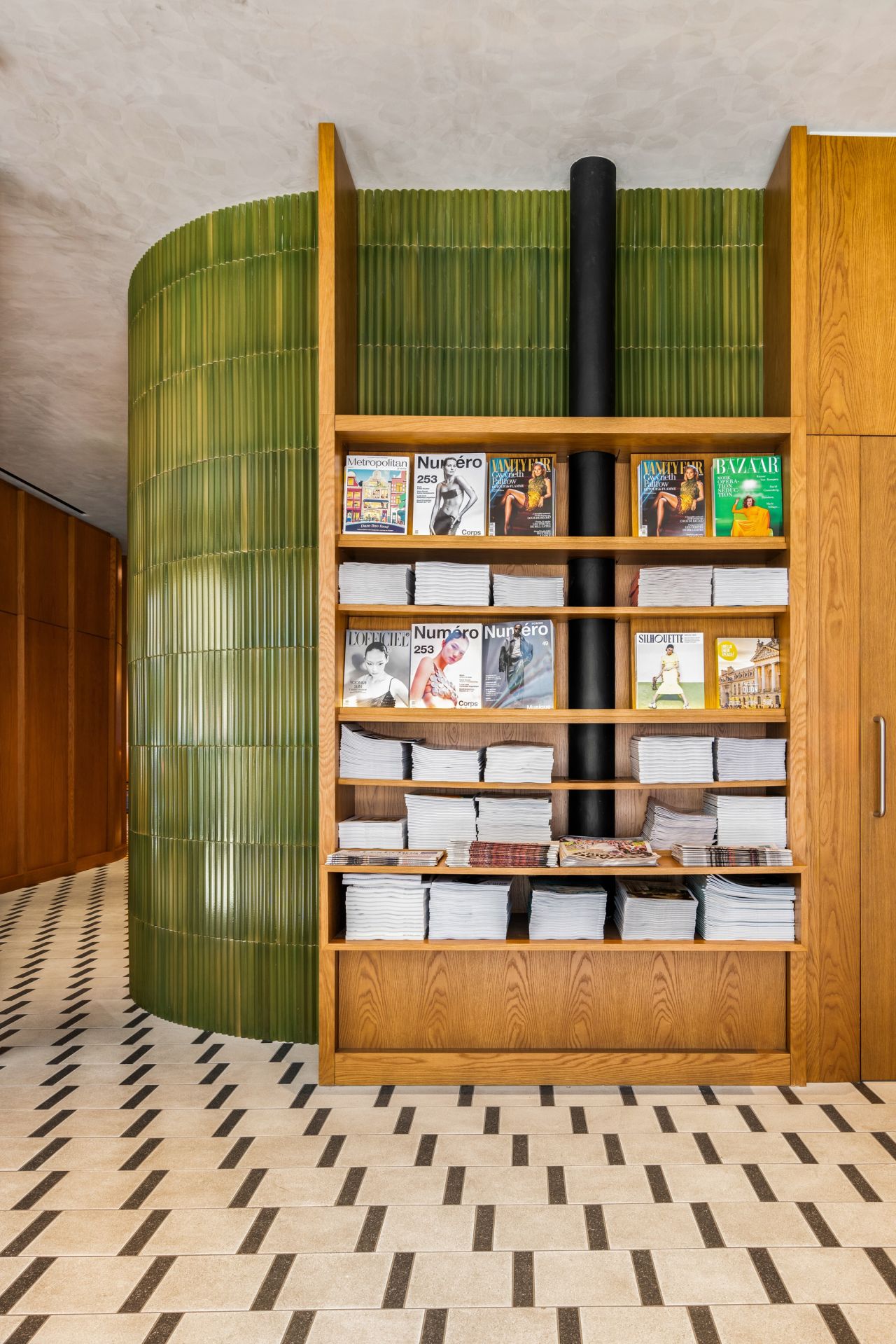 Pared con azulejos verde caqui, estanterías murales